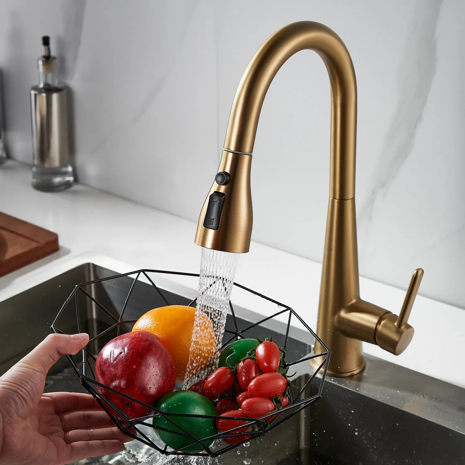 Смеситель для кухни с выдвижным изливом Shevanik S363G, золотой сатин