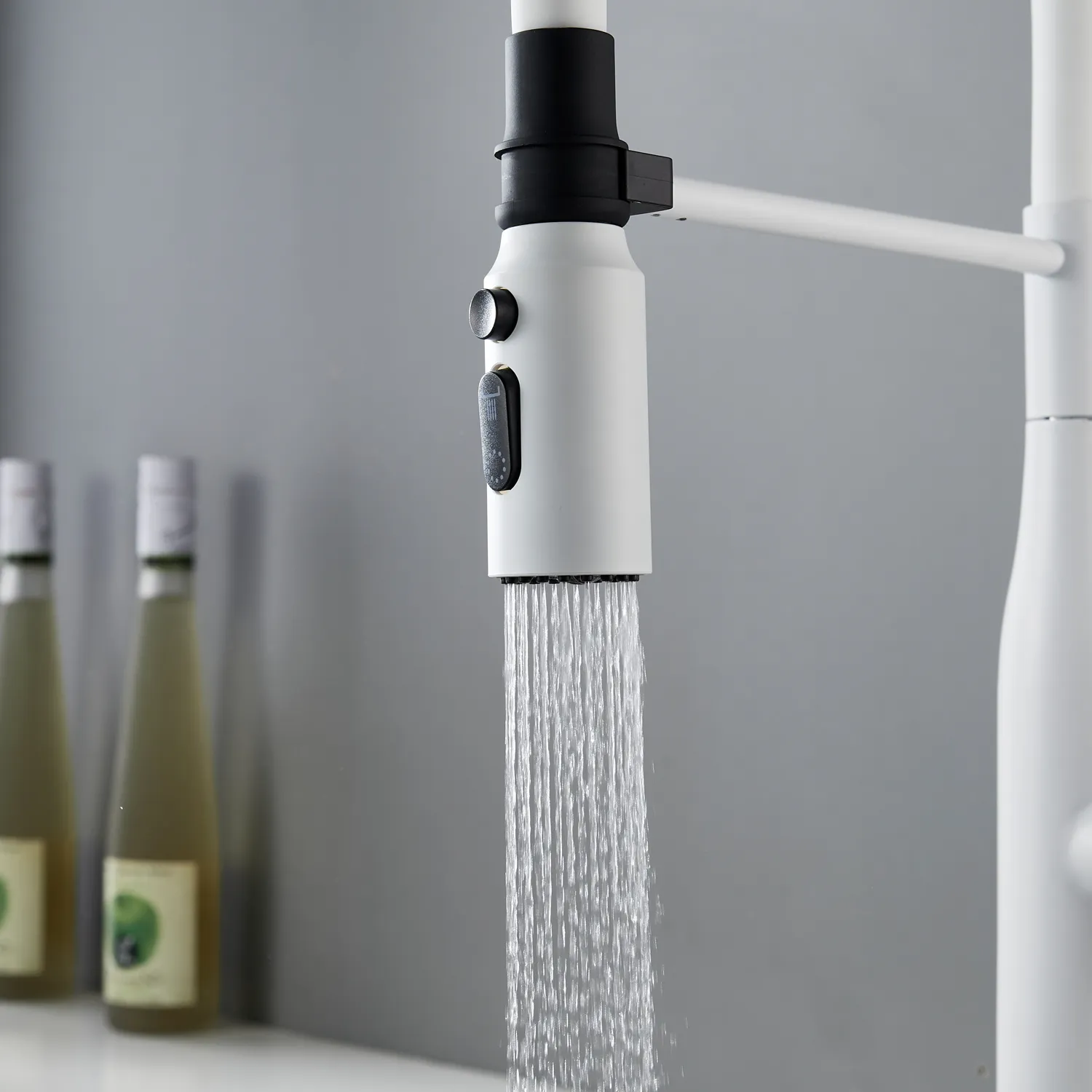 Смеситель для кухни с гибким изливом и режимом "душ" Shevanik S123C-1, белый