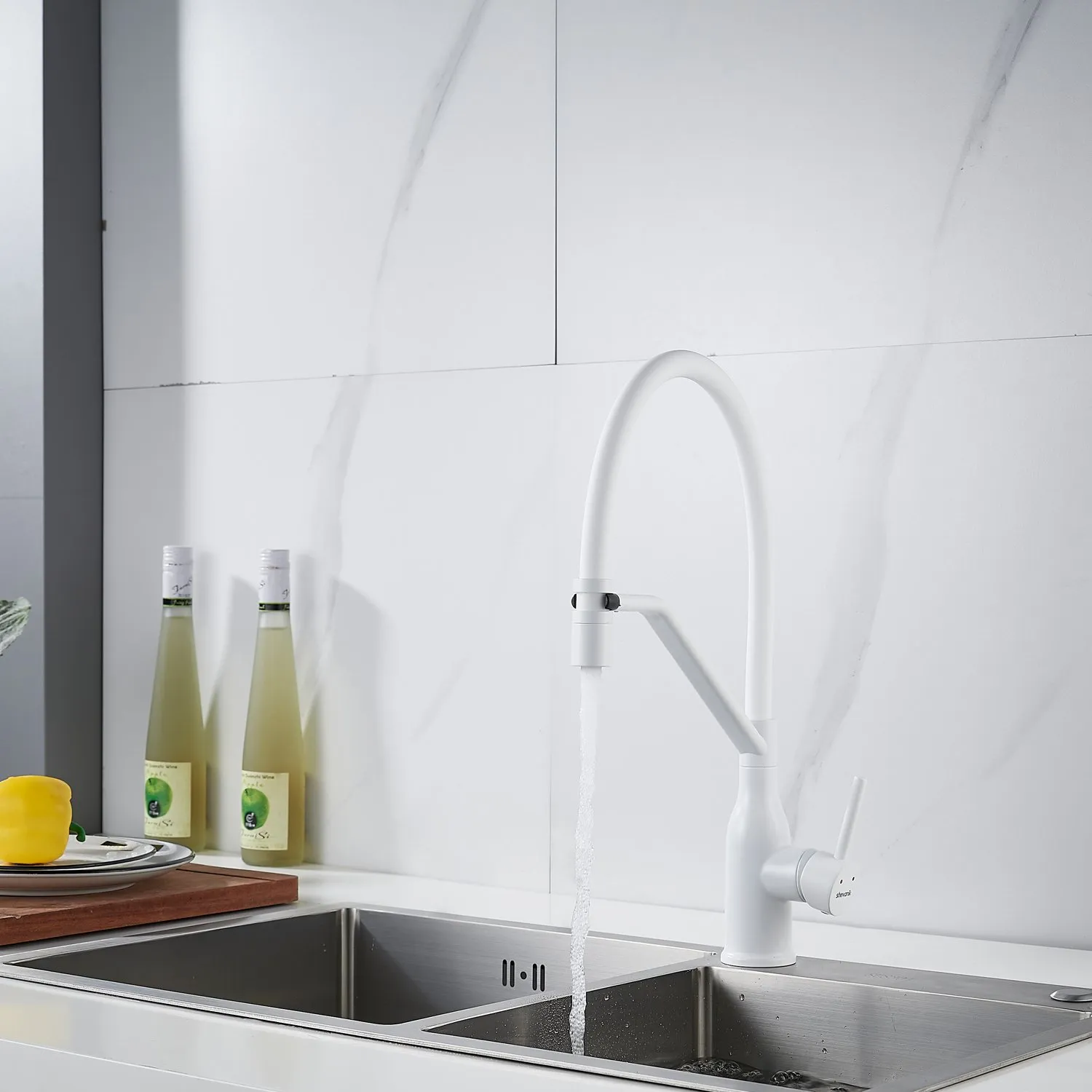 Смеситель для кухни с гибким изливом Shevanik S343C-1, белый