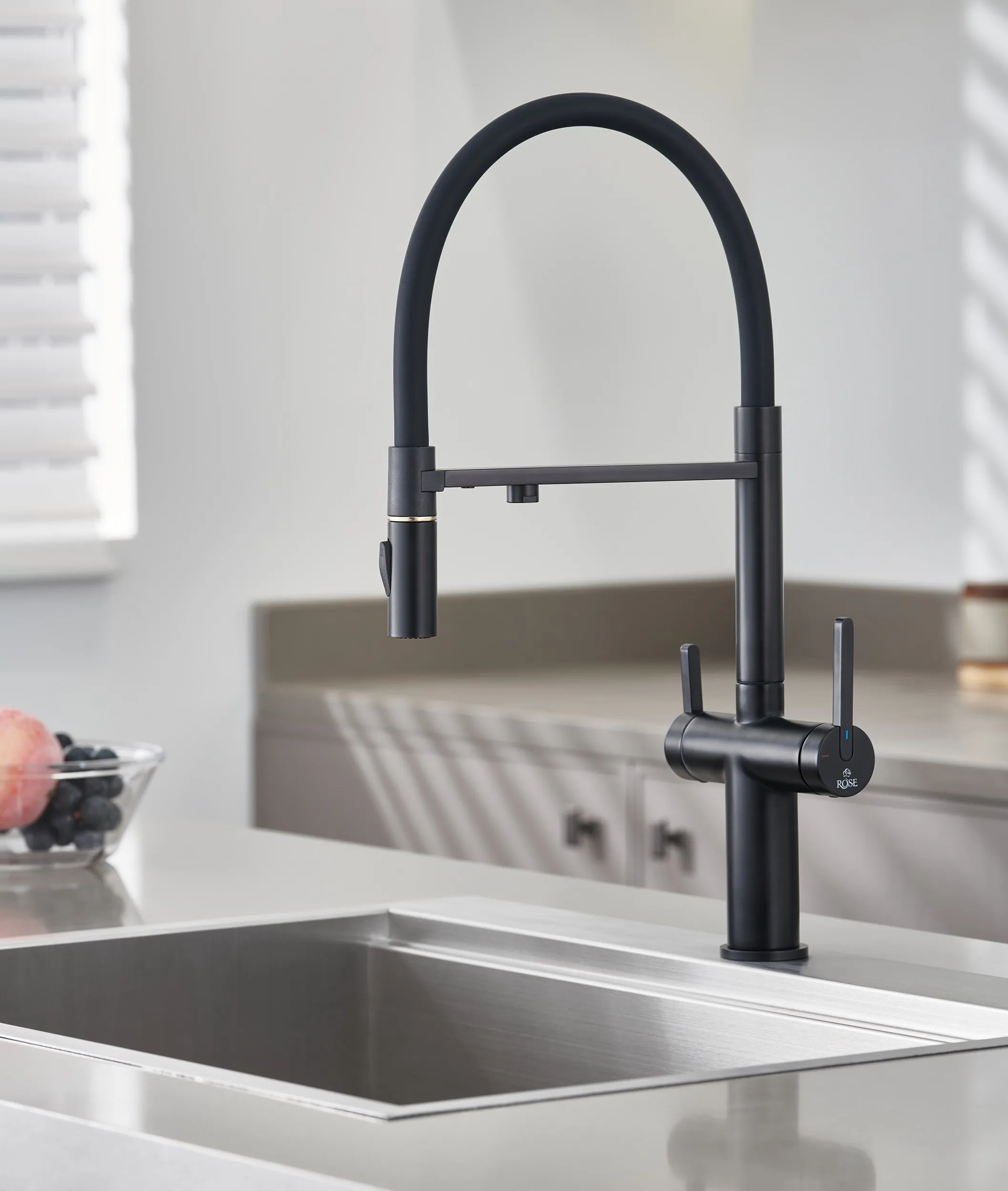 Смеситель для кухни с подключением фильтра для воды Rose R458H, черный