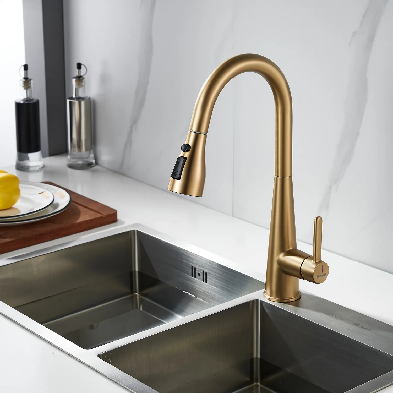 Смеситель для кухни с выдвижным изливом Shevanik S363G, золотой сатин