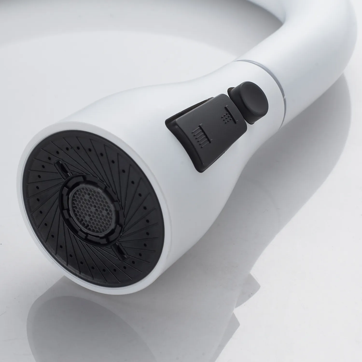 Смеситель для кухни с выдвижным изливом Shevanik S363C, белый