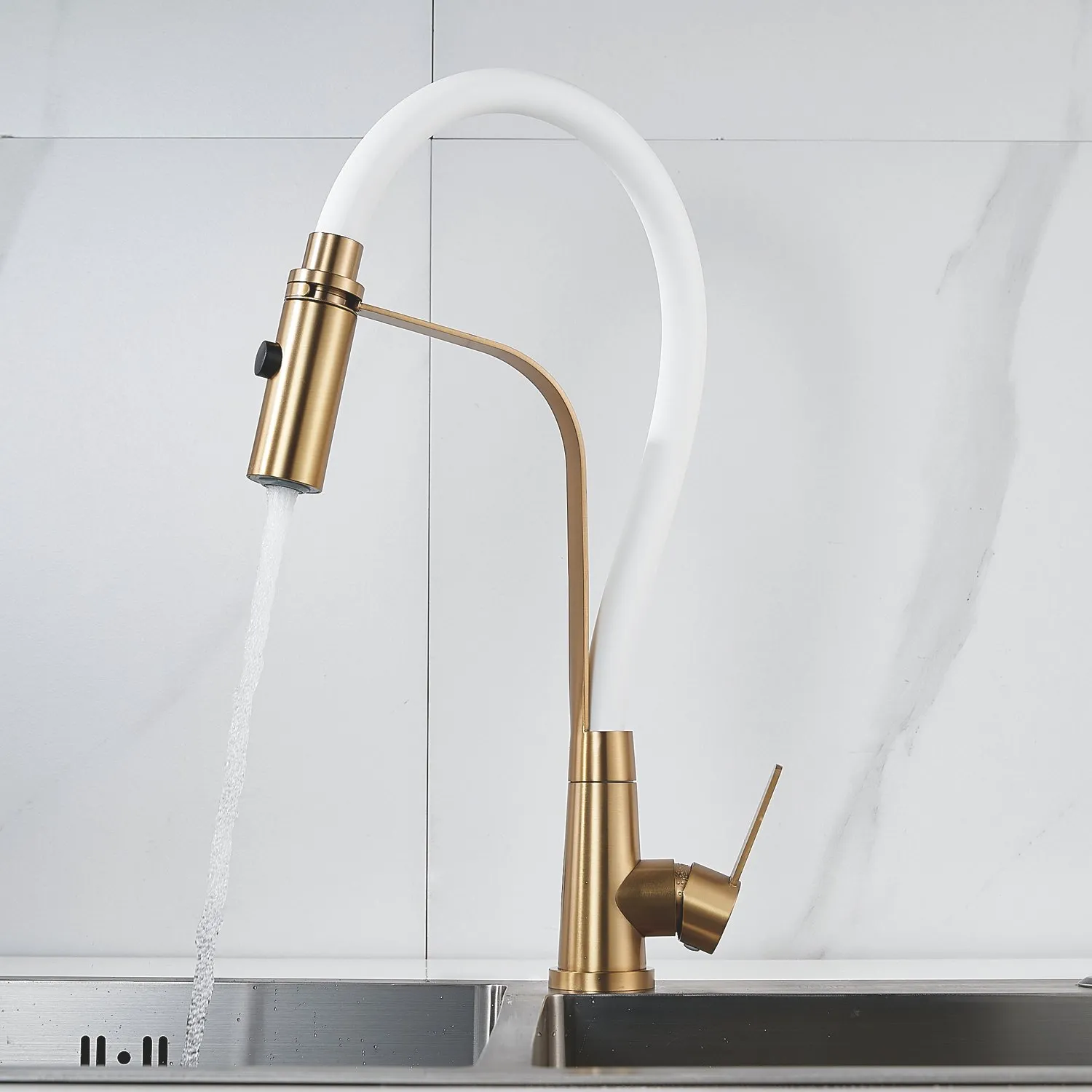 Смеситель для кухни с гибким изливом и режимом "душ" Shevanik S943G-1, золотой сатин