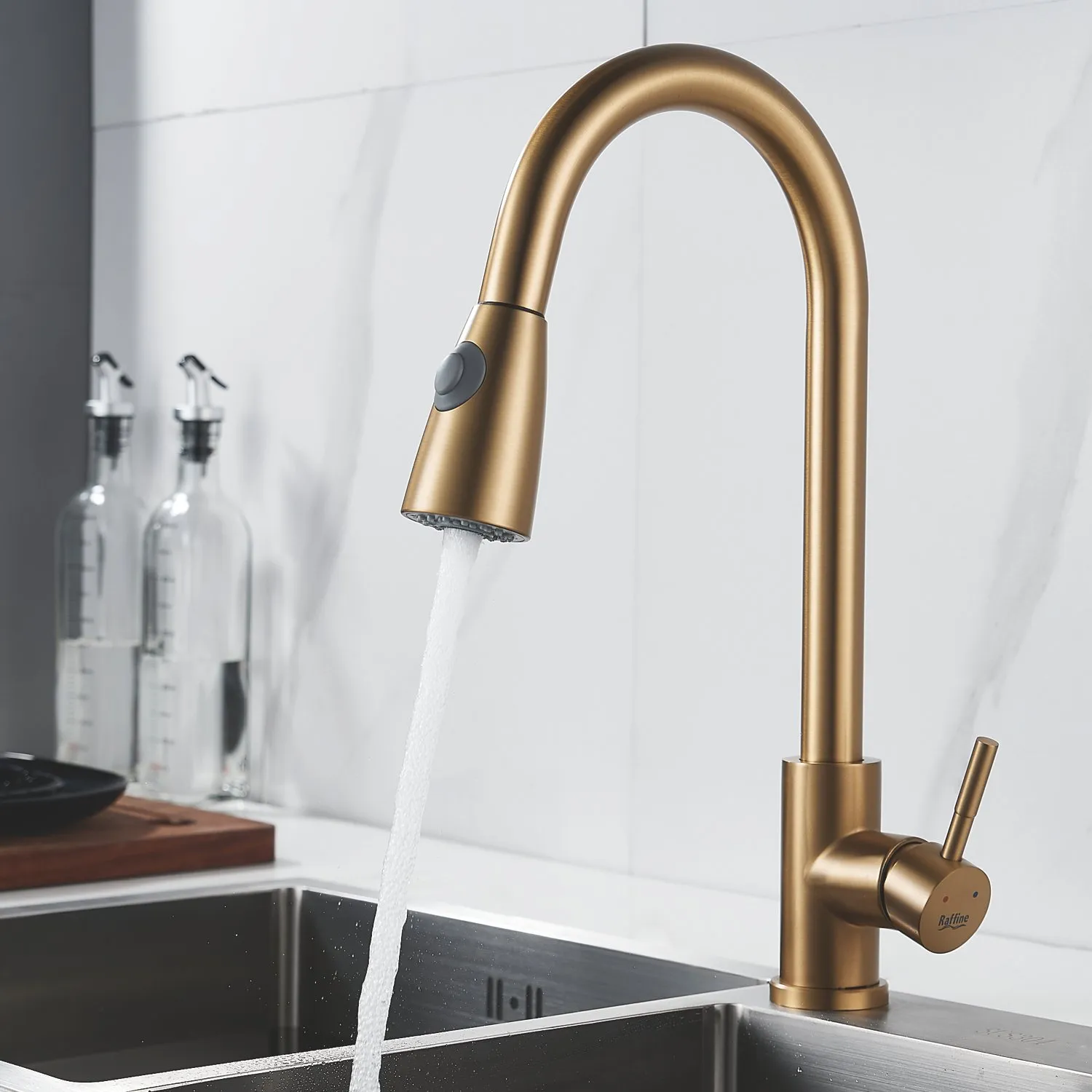 Смеситель для кухни с выдвижным изливом Raffine F213G, золотой сатин