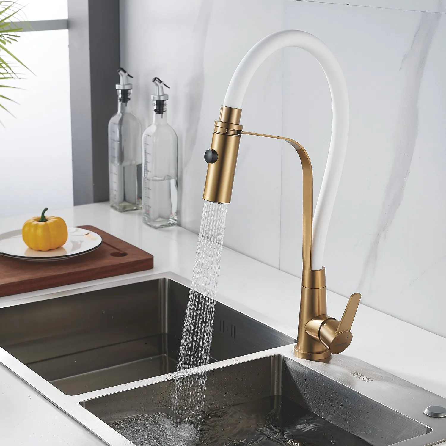 Смеситель для кухни с гибким изливом и режимом "душ" Shevanik S943G-1, золотой сатин