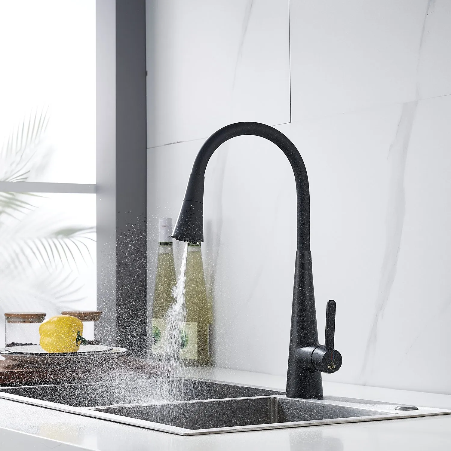 Смеситель для кухни с гибким изливом и режимом "душ" Rose R213H, черный