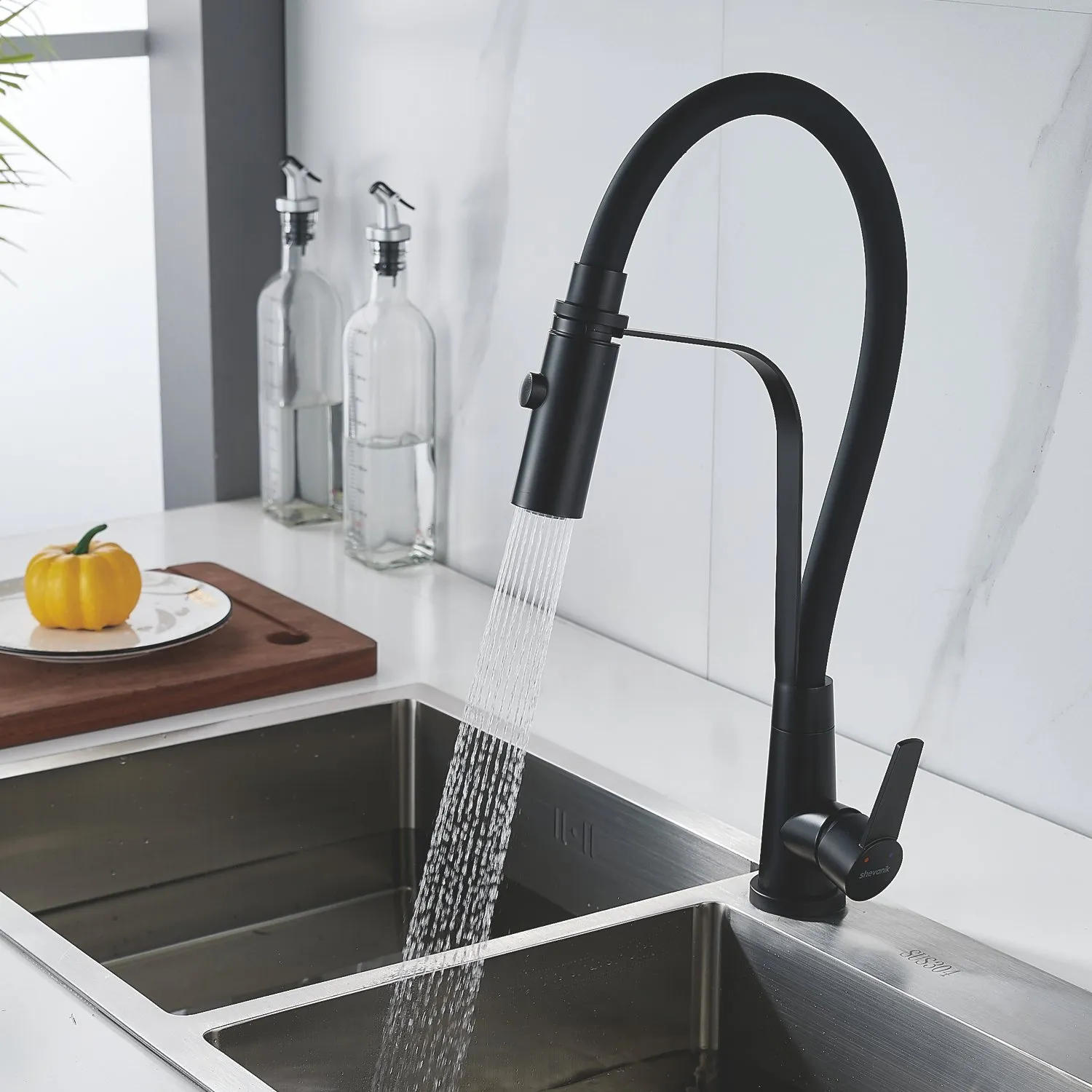 Смеситель для кухни с гибким изливом и режимом "душ" Shevanik S943H-3, черный