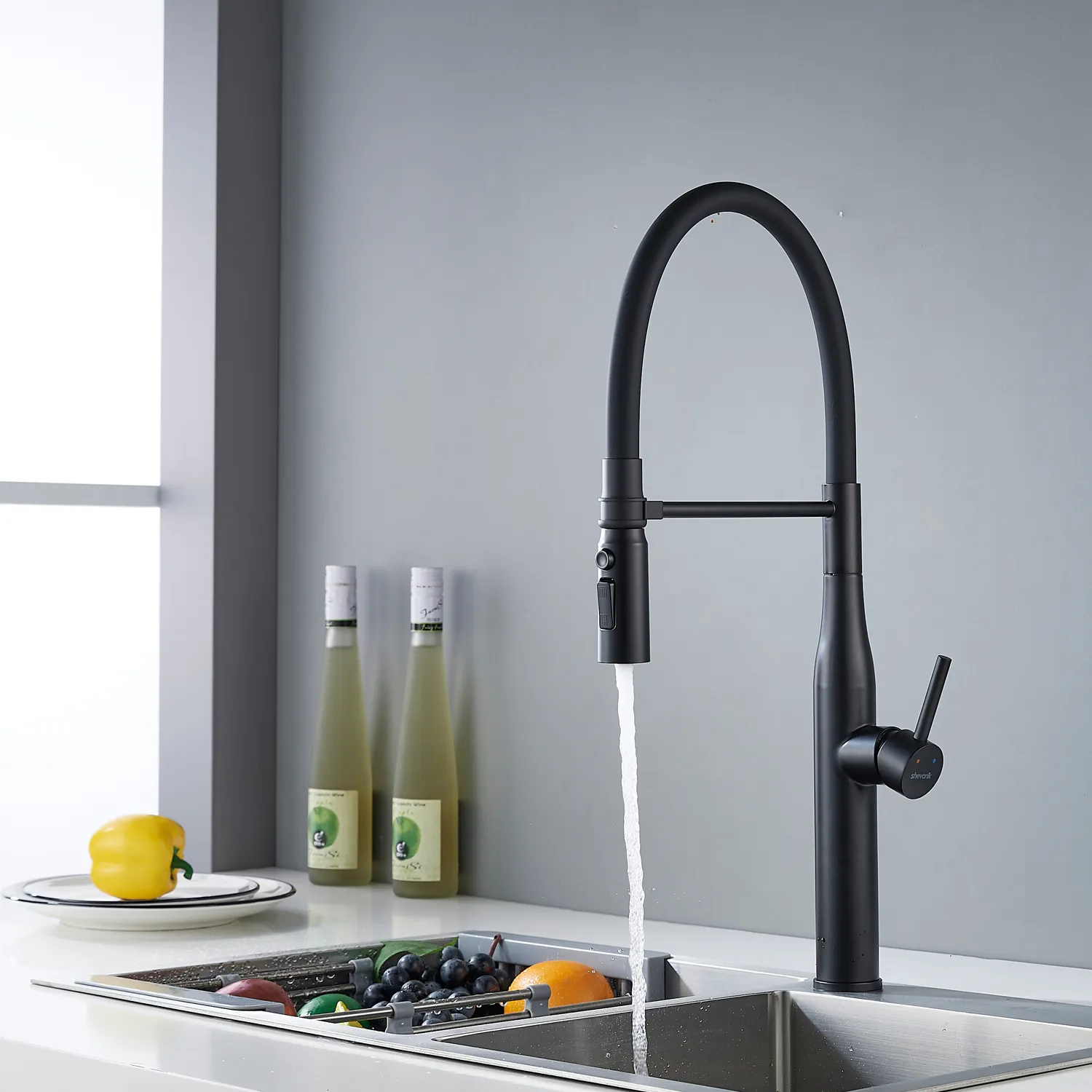 Смеситель для кухни с гибким изливом и режимом "душ" Shevanik S123H-3, черный
