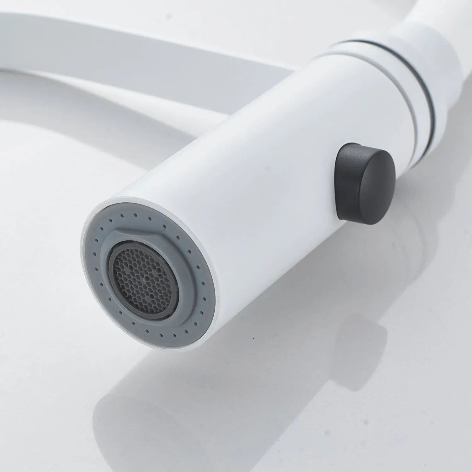 Смеситель для кухни с гибким изливом и режимом "душ" Shevanik S943C-1, белый