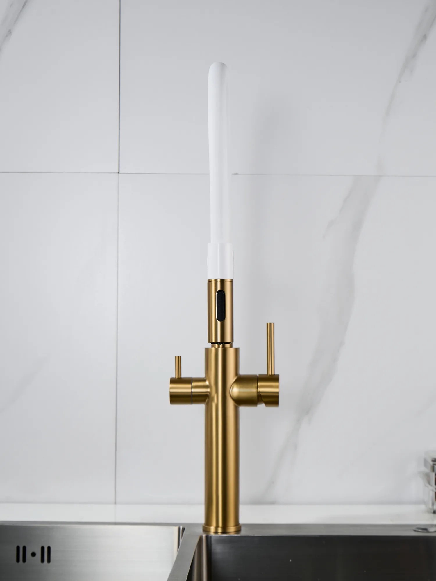 Смеситель для кухни с гибким изливом и подключением фильтра Shevanik S478G, золотой сатин