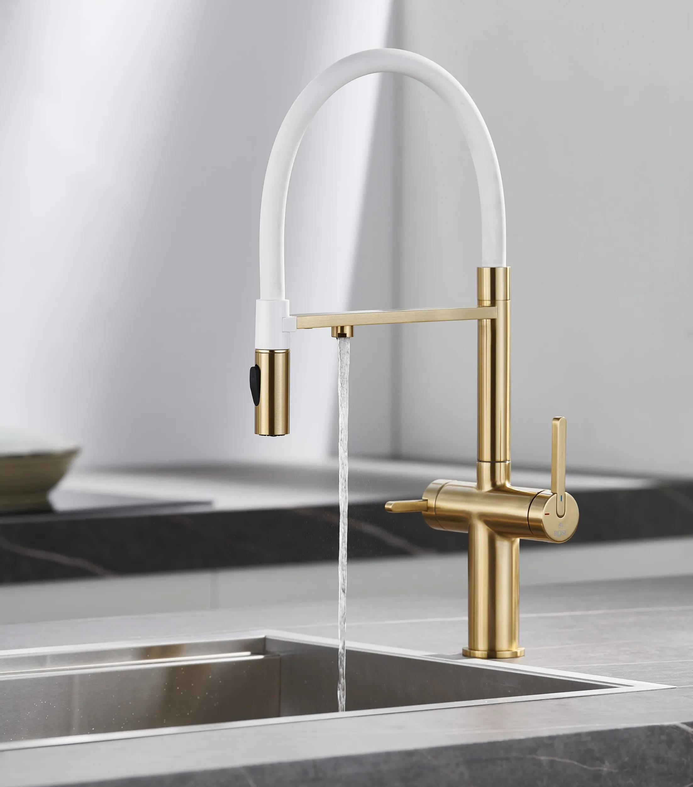 Смеситель для кухни с подключением фильтра для воды Rose R458G, золотой сатин