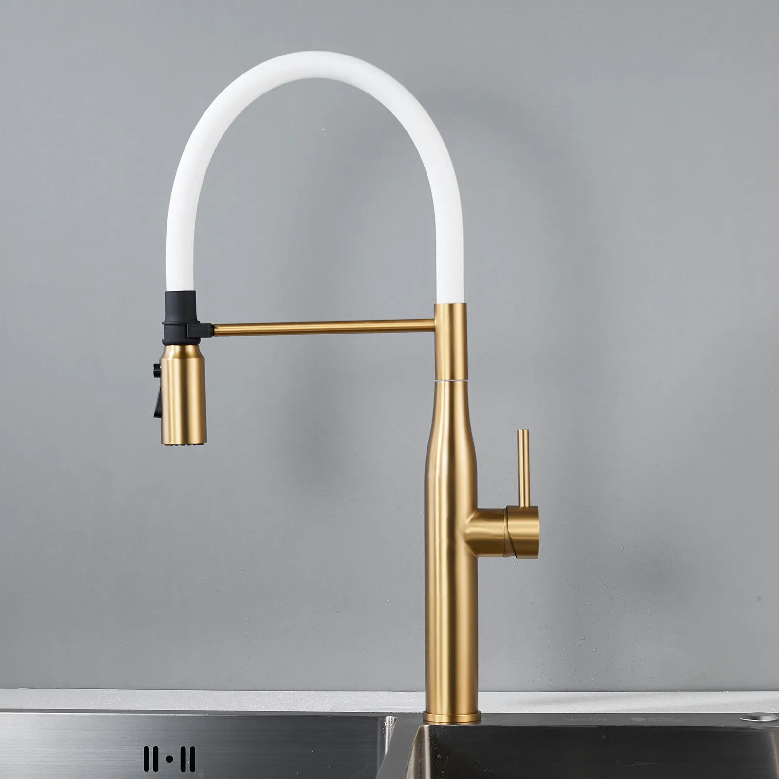 Смеситель для кухни с гибким изливом и режимом "душ" Shevanik S123G-1, золотой сатин