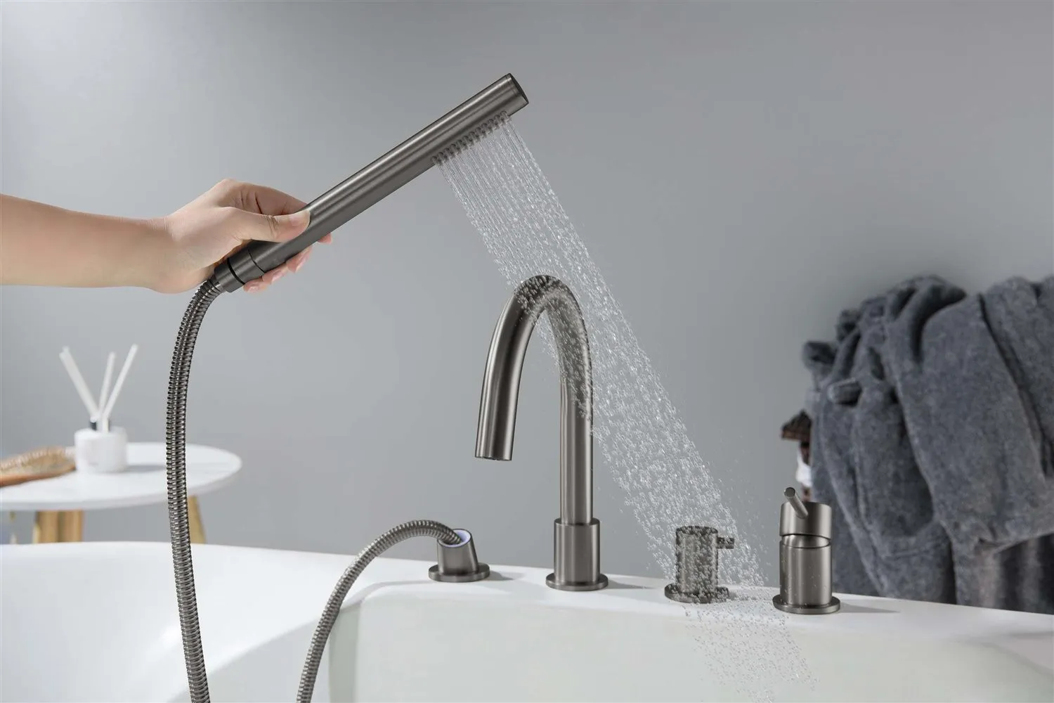 AQ1348BGM ЕВРОПА смеситель на борт ванны на 4 отв., шлиф. черный хром