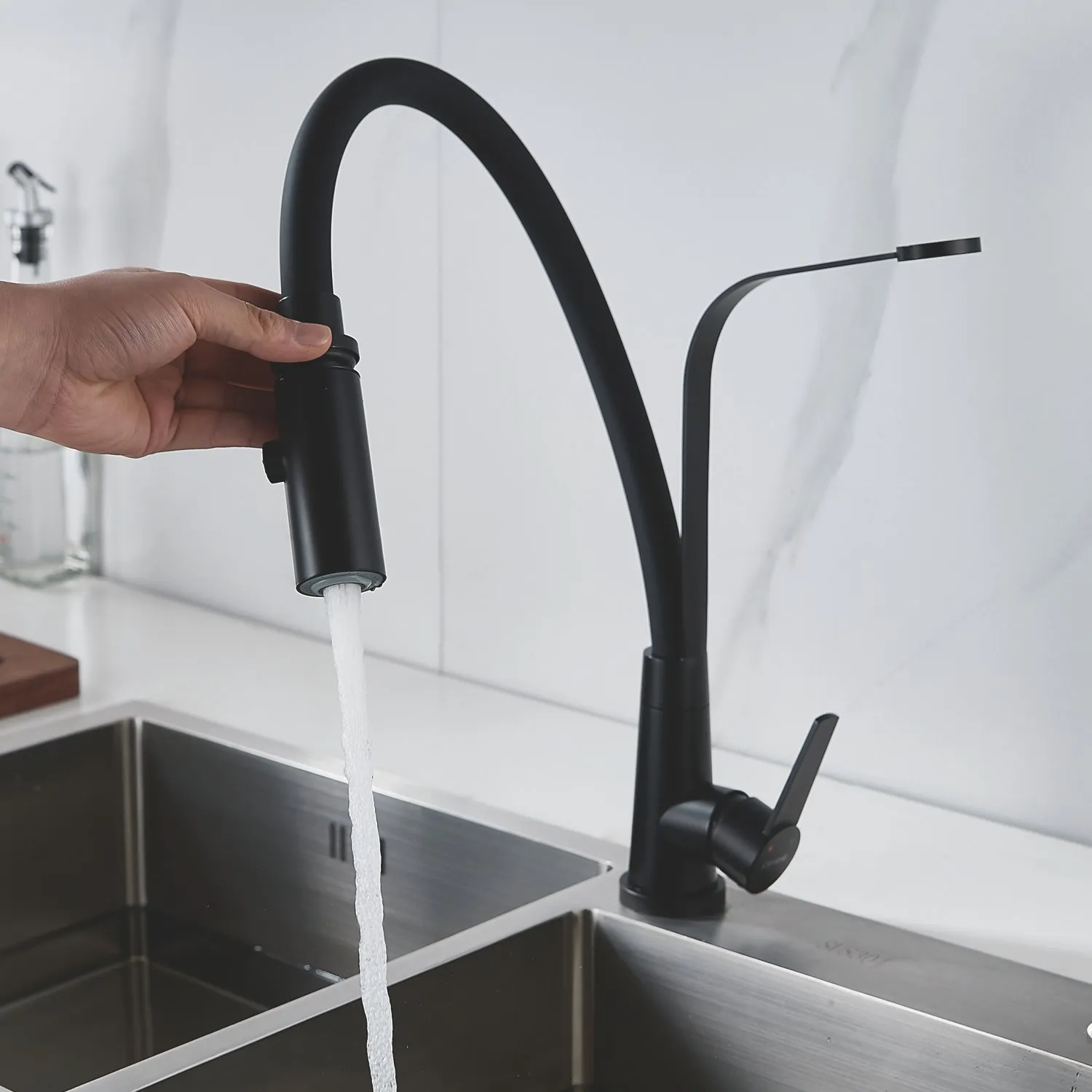 Смеситель для кухни с гибким изливом и режимом "душ" Shevanik S943H-3, черный