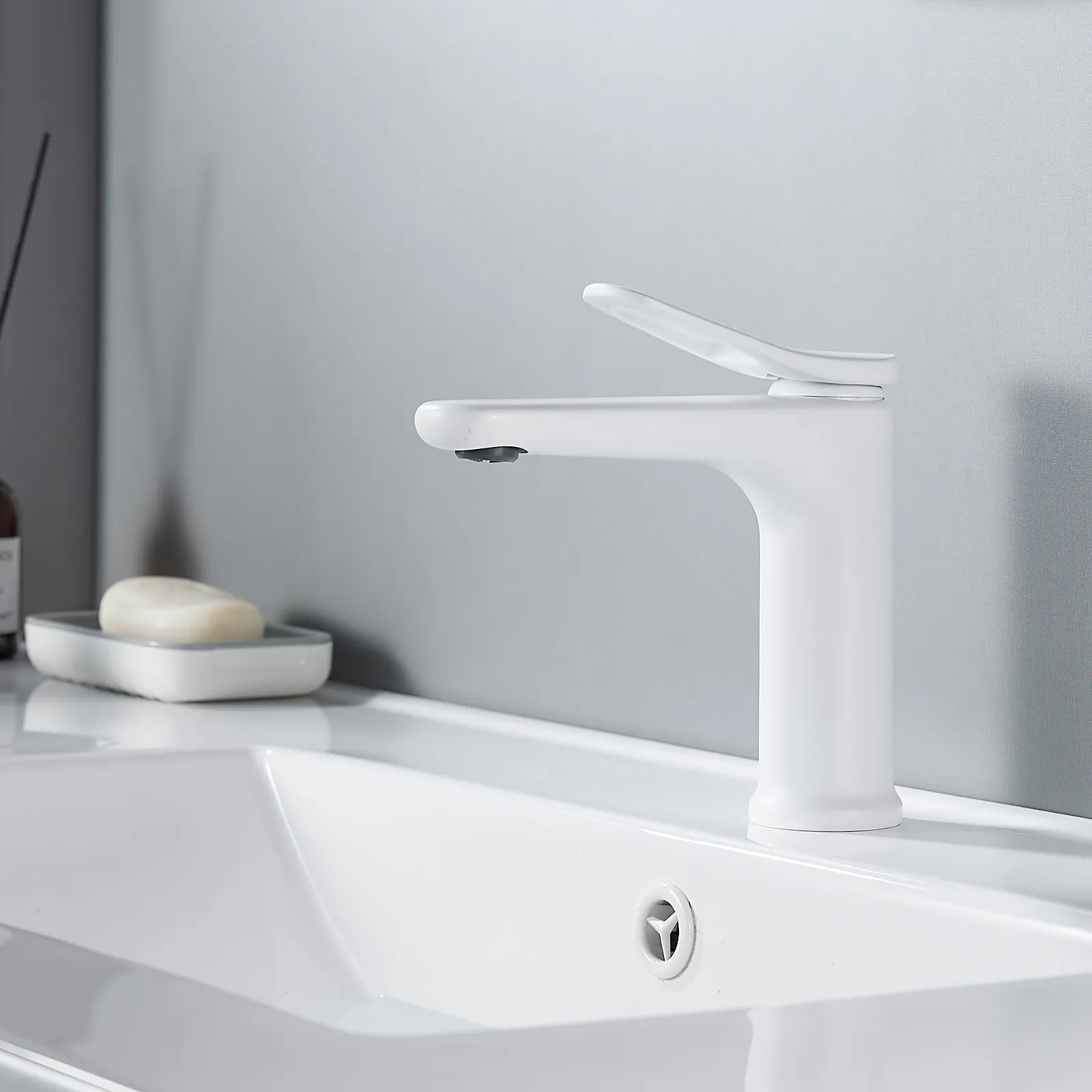 Смеситель для раковины Shevanik S4701C, белый