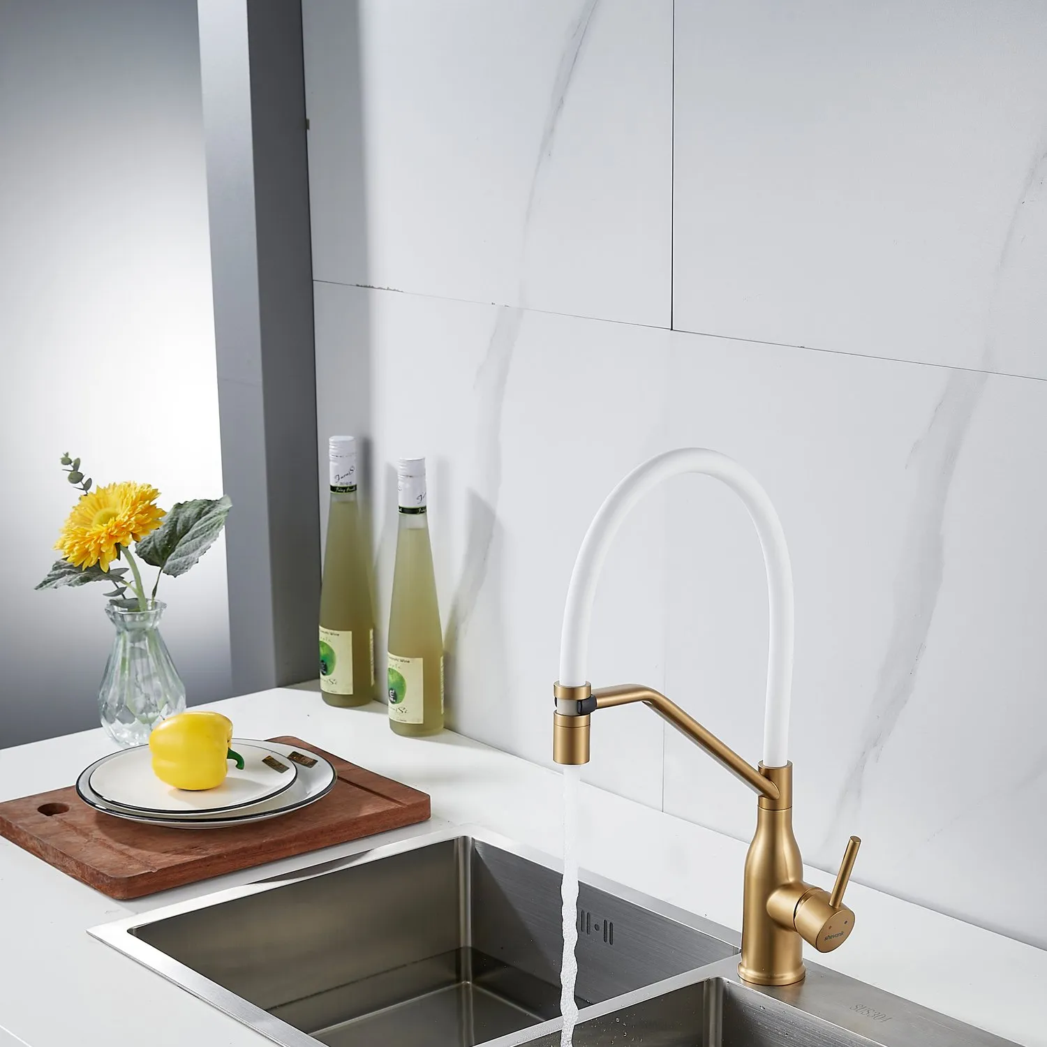 Смеситель для кухни с гибким изливом Shevanik S343G-1, золотой сатин