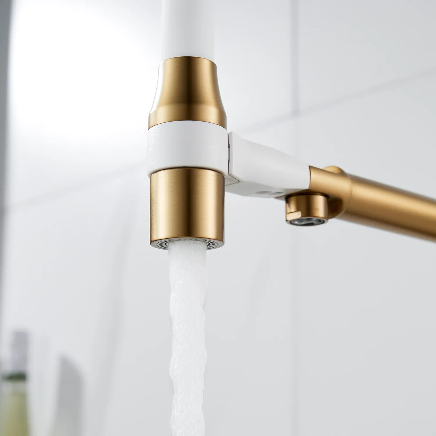 Смеситель для кухни с гибким изливом и подключением фильтра Shevanik S378G, золотой сатин/белый