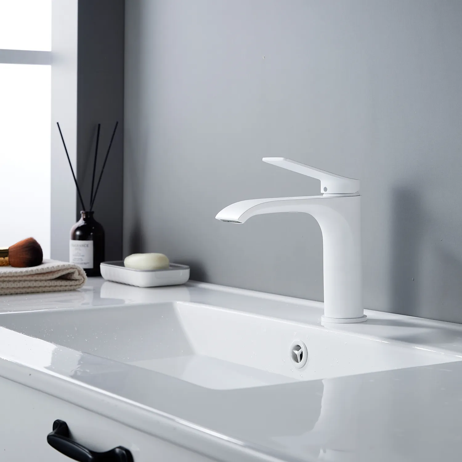 Смеситель для раковины Shevanik S4101C, белый