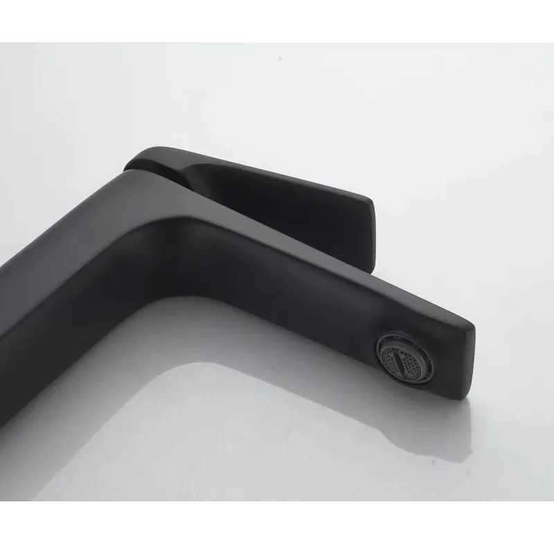 Cмеситель для раковины Knotlor KN-70/BL, черный