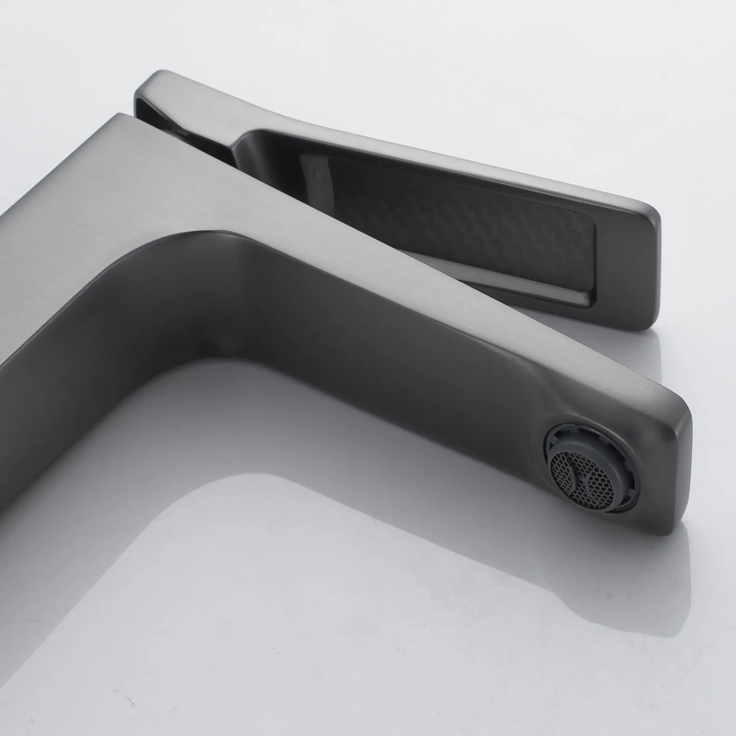 Смеситель для раковины Shevanik S4601T, оружейная сталь