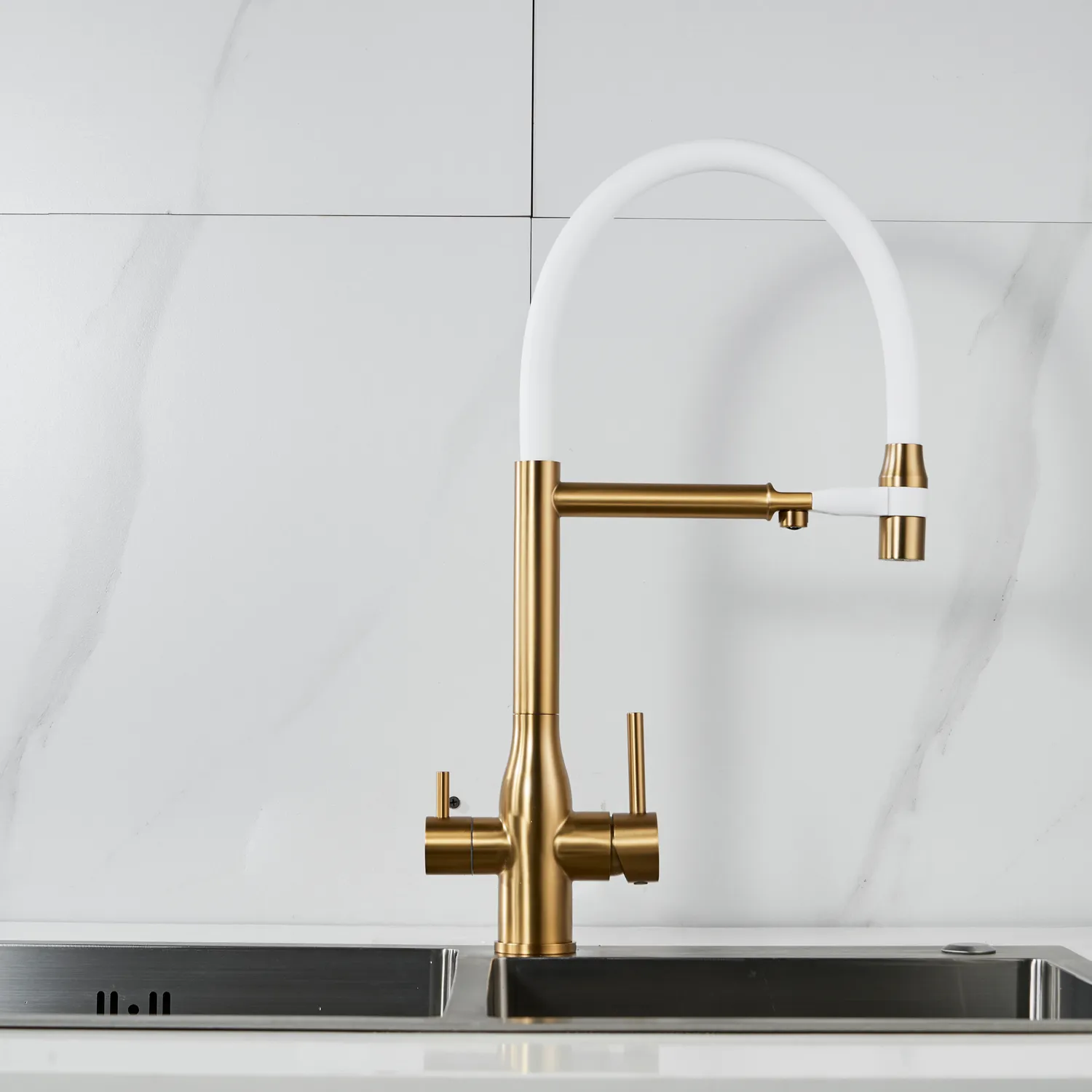 Смеситель для кухни с гибким изливом и подключением фильтра Shevanik S378G, золотой сатин/белый