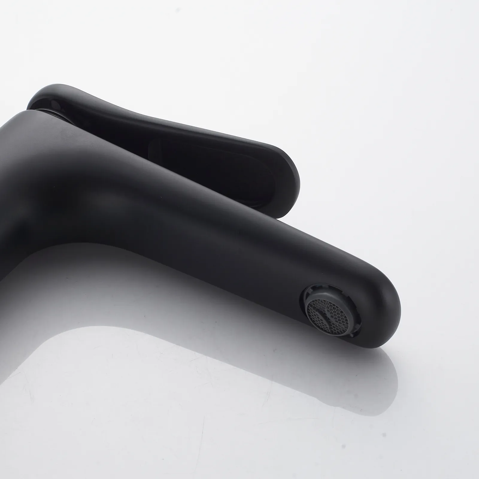 Смеситель для раковины Shevanik S4701H, черный