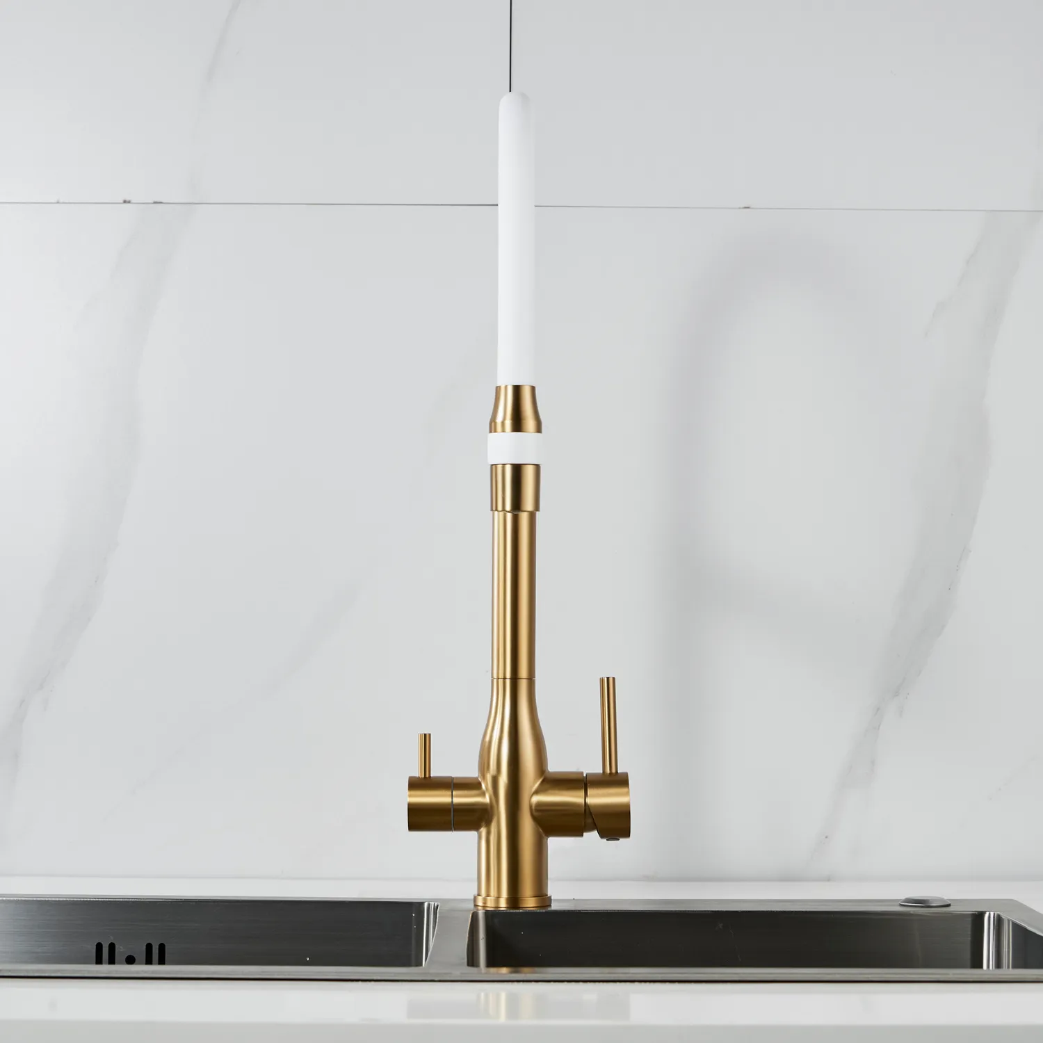 Смеситель для кухни с гибким изливом и подключением фильтра Shevanik S378G, золотой сатин/белый