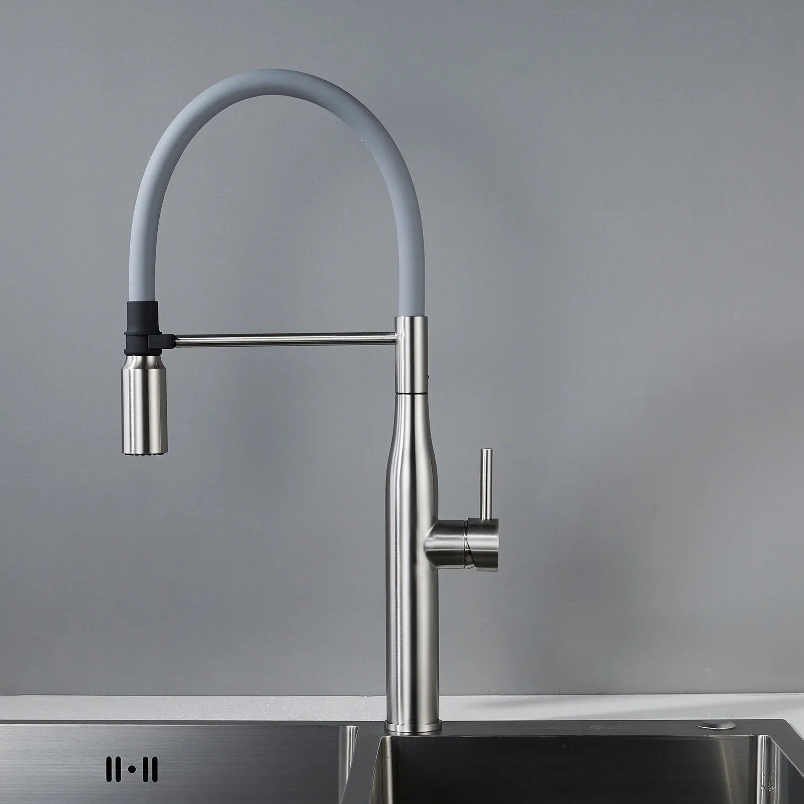 Смеситель для кухни с гибким изливом и режимом "душ" Shevanik S123L-9, сатин