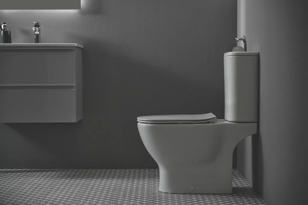 V0006D Промо-комплект 3 в 1 TESI AquaBlade® Напольный пристенный унитаз с бачком , горизонтальный (универсальный) выпуск, глубокий смыв, тонкое крышк