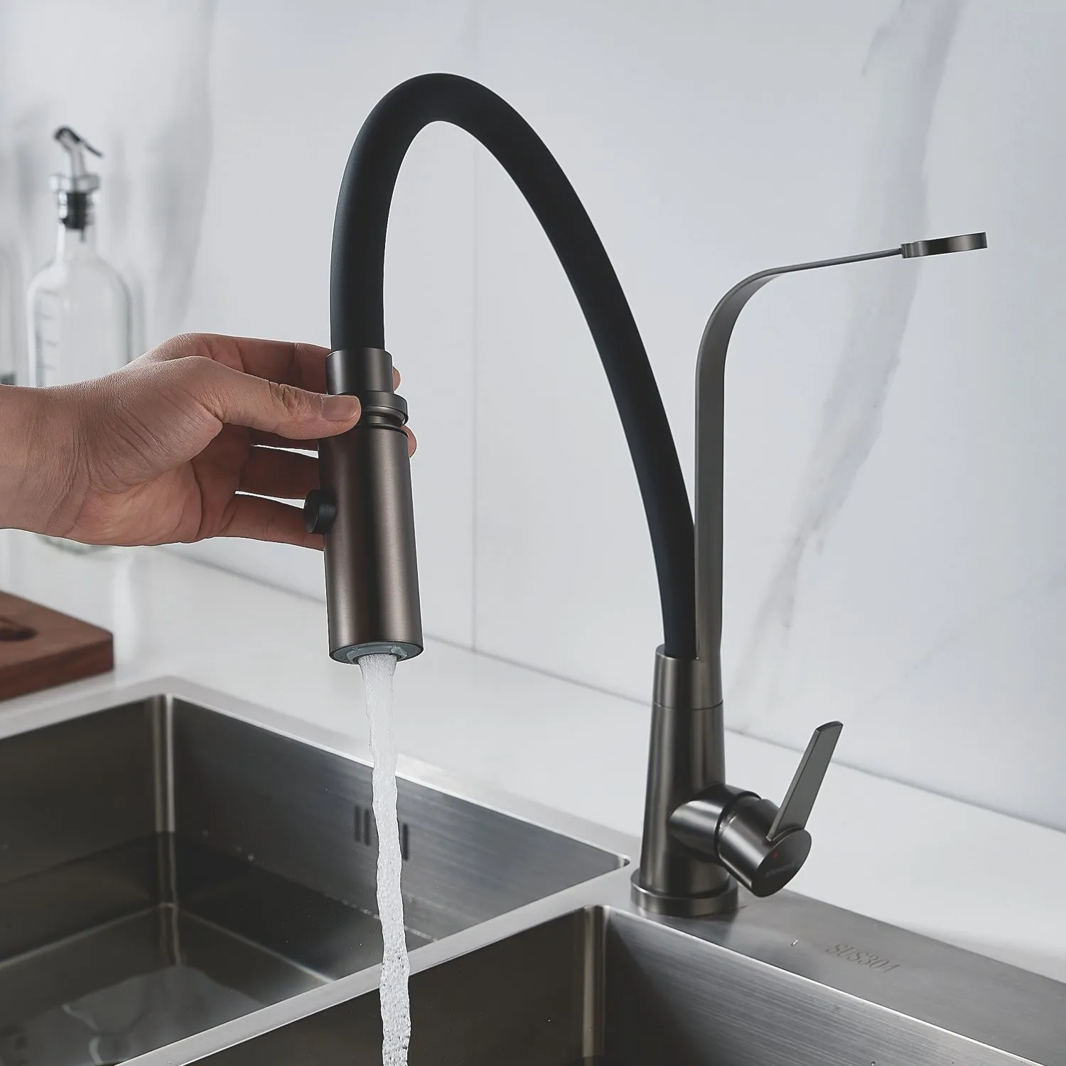 Смеситель для кухни с гибким изливом и режимом "душ" Shevanik S943T-3, оружейная сталь