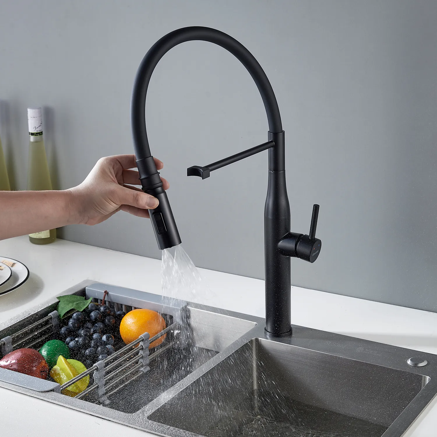 Смеситель для кухни с гибким изливом и режимом "душ" Shevanik S123H-3, черный