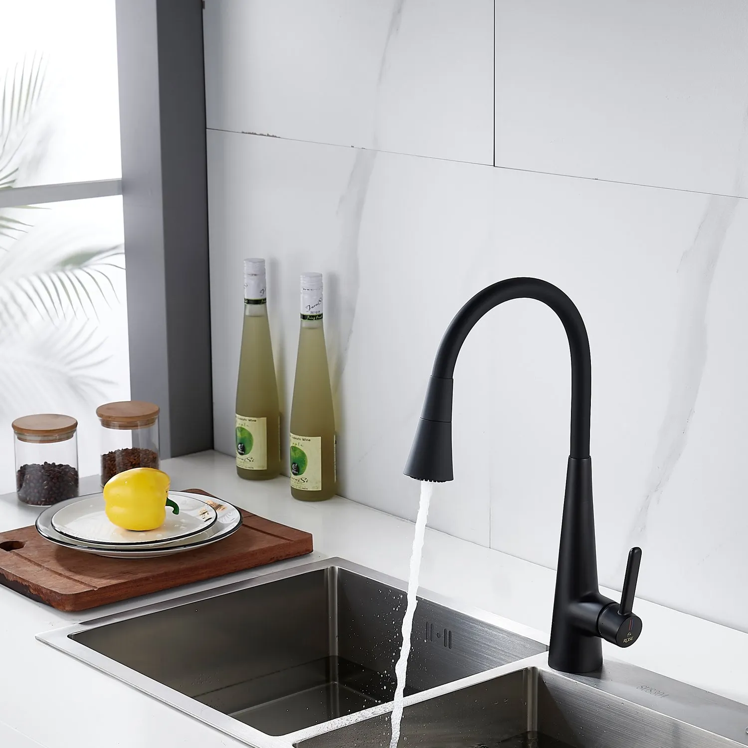 Смеситель для кухни с гибким изливом и режимом "душ" Rose R213H, черный