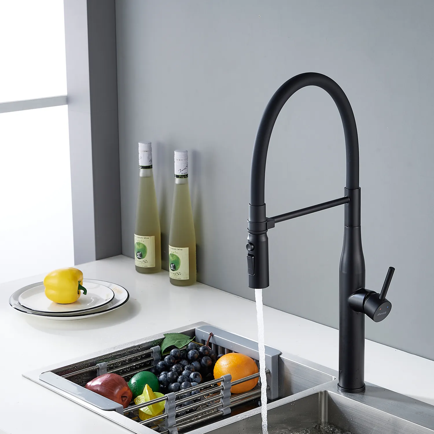 Смеситель для кухни с гибким изливом и режимом "душ" Shevanik S123H-3, черный