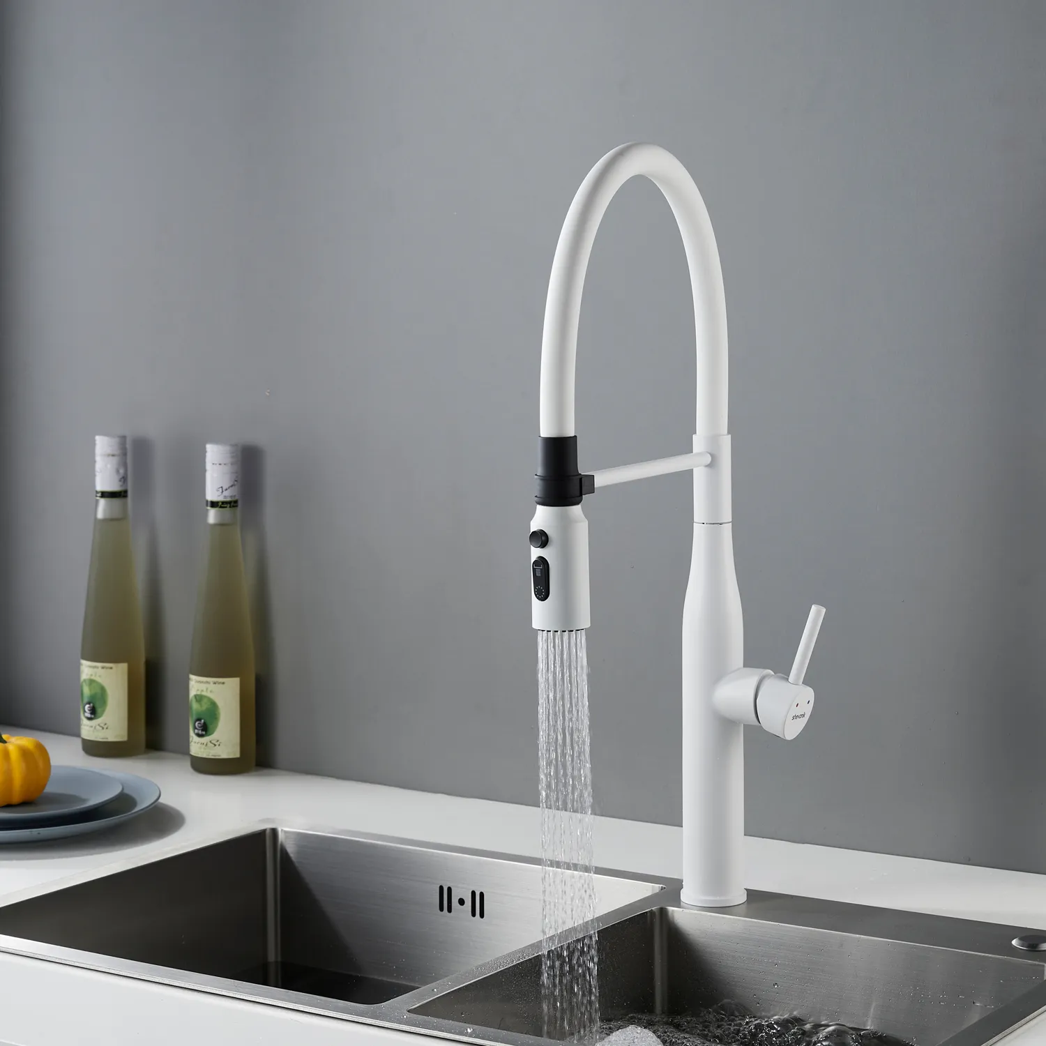 Смеситель для кухни с гибким изливом и режимом "душ" Shevanik S123C-1, белый