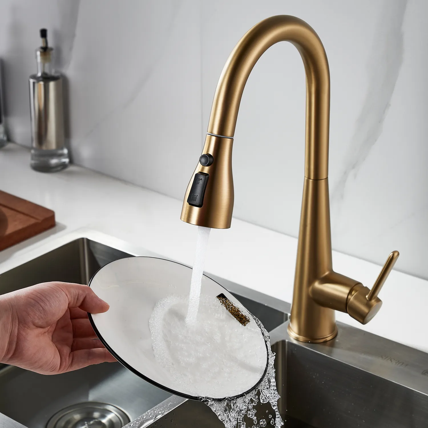 Смеситель для кухни с выдвижным изливом Shevanik S363G, золотой сатин