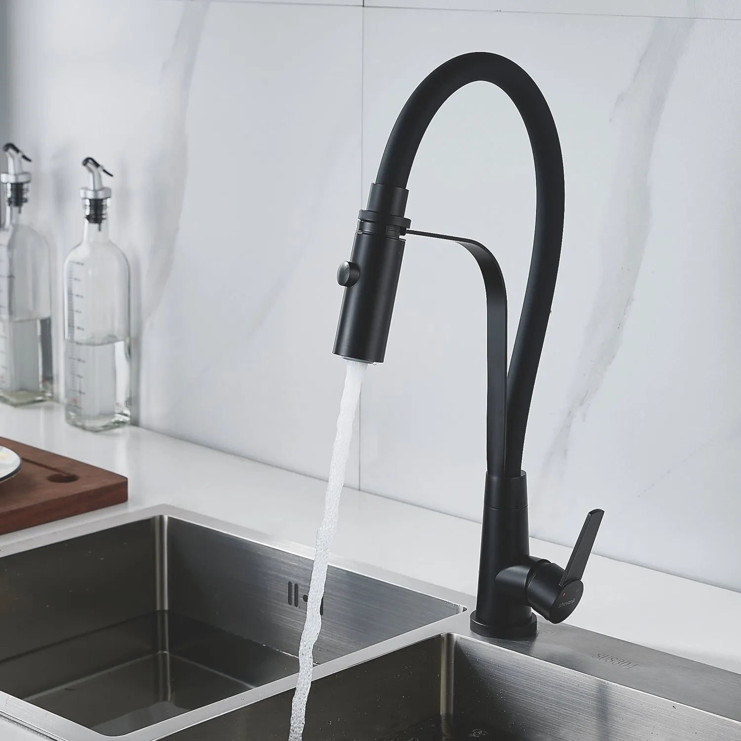 Смеситель для кухни с гибким изливом и режимом "душ" Shevanik S943H-3, черный