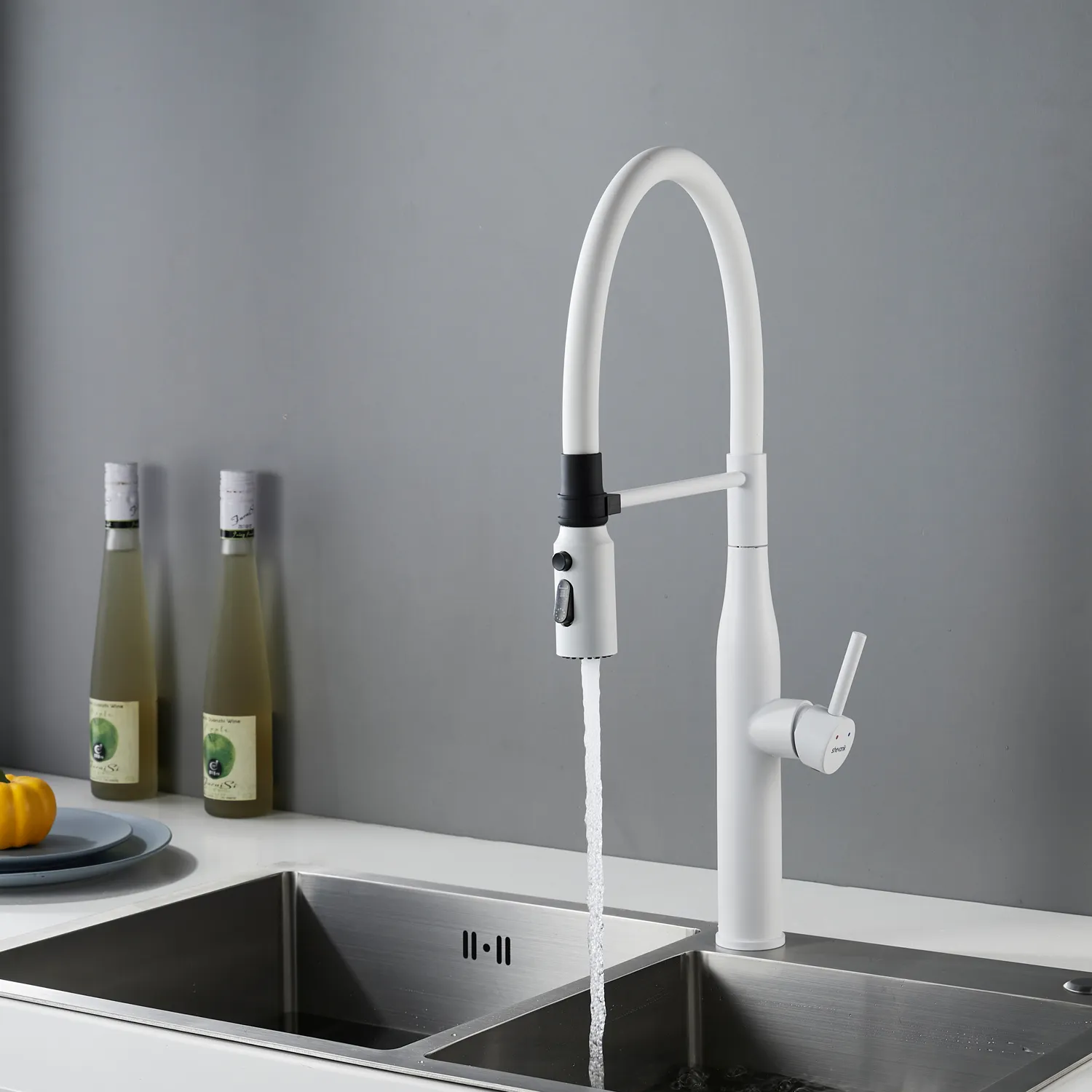 Смеситель для кухни с гибким изливом и режимом "душ" Shevanik S123C-1, белый