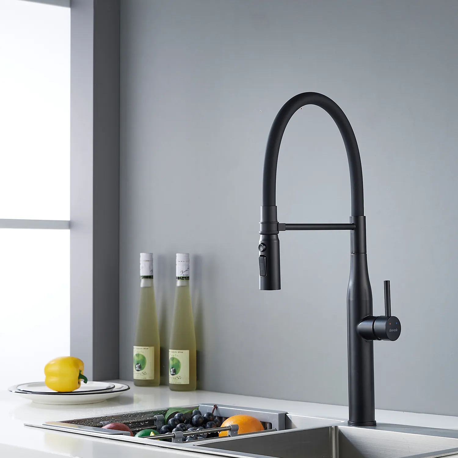 Смеситель для кухни с гибким изливом и режимом "душ" Shevanik S123H-3, черный