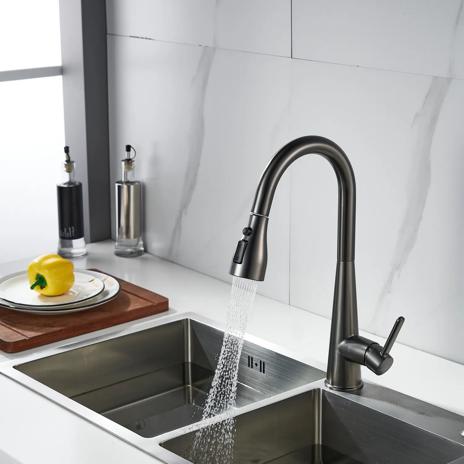 Смеситель для кухни с выдвижным изливом Shevanik S363T, оружейная сталь