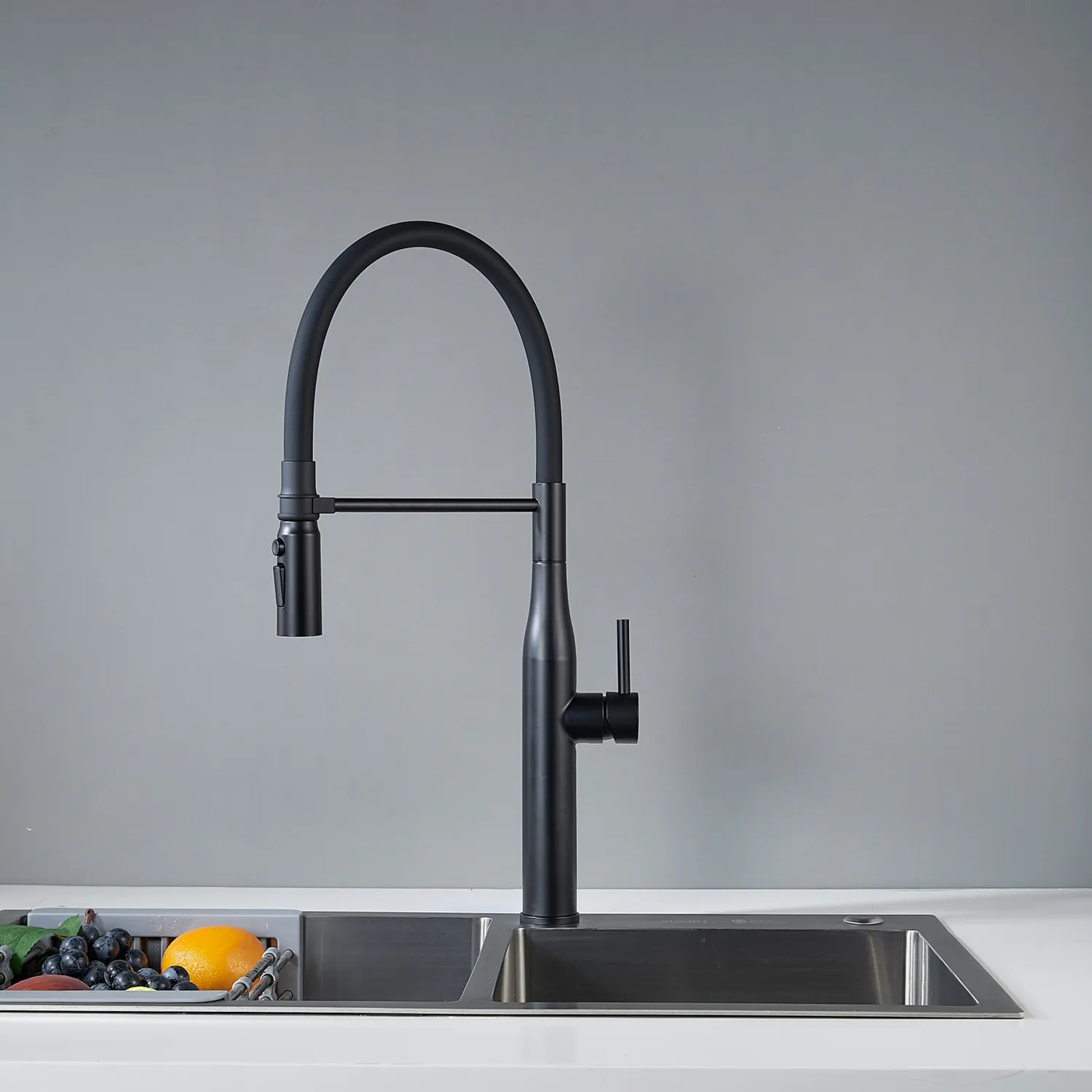 Смеситель для кухни с гибким изливом и режимом "душ" Shevanik S123H-3, черный