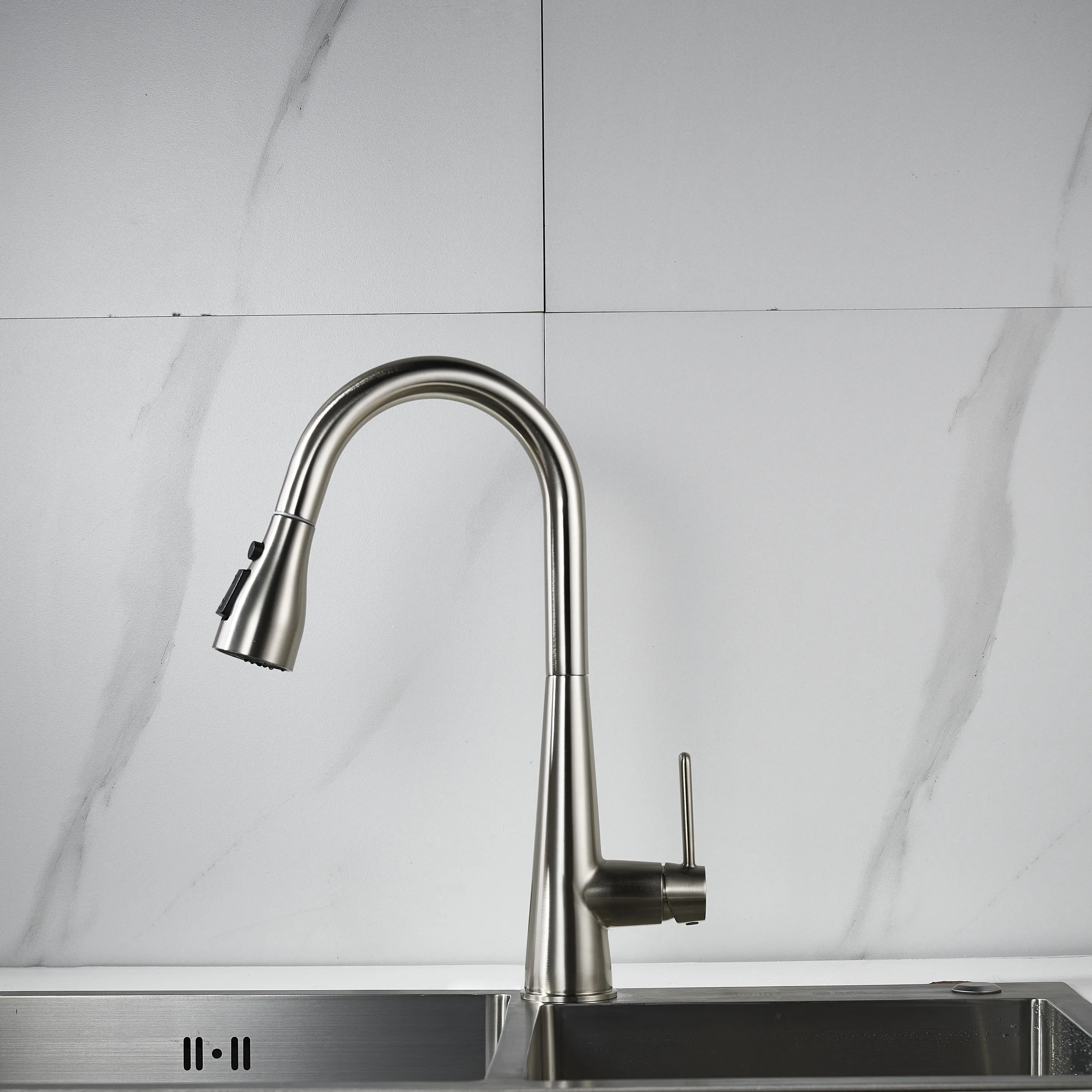 Смеситель для кухни с выдвижным изливом Shevanik S363L, сатин