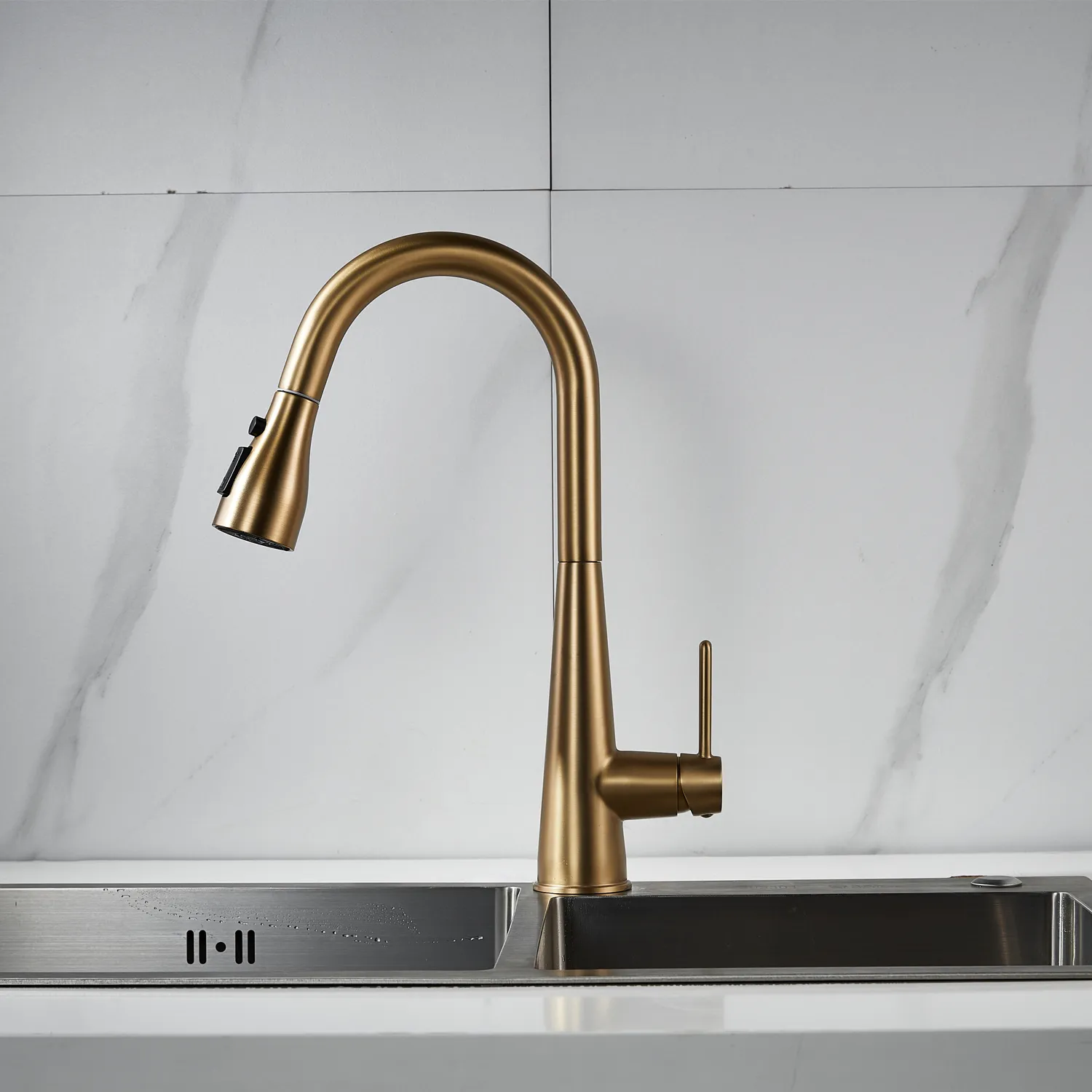 Смеситель для кухни с выдвижным изливом Shevanik S363G, золотой сатин