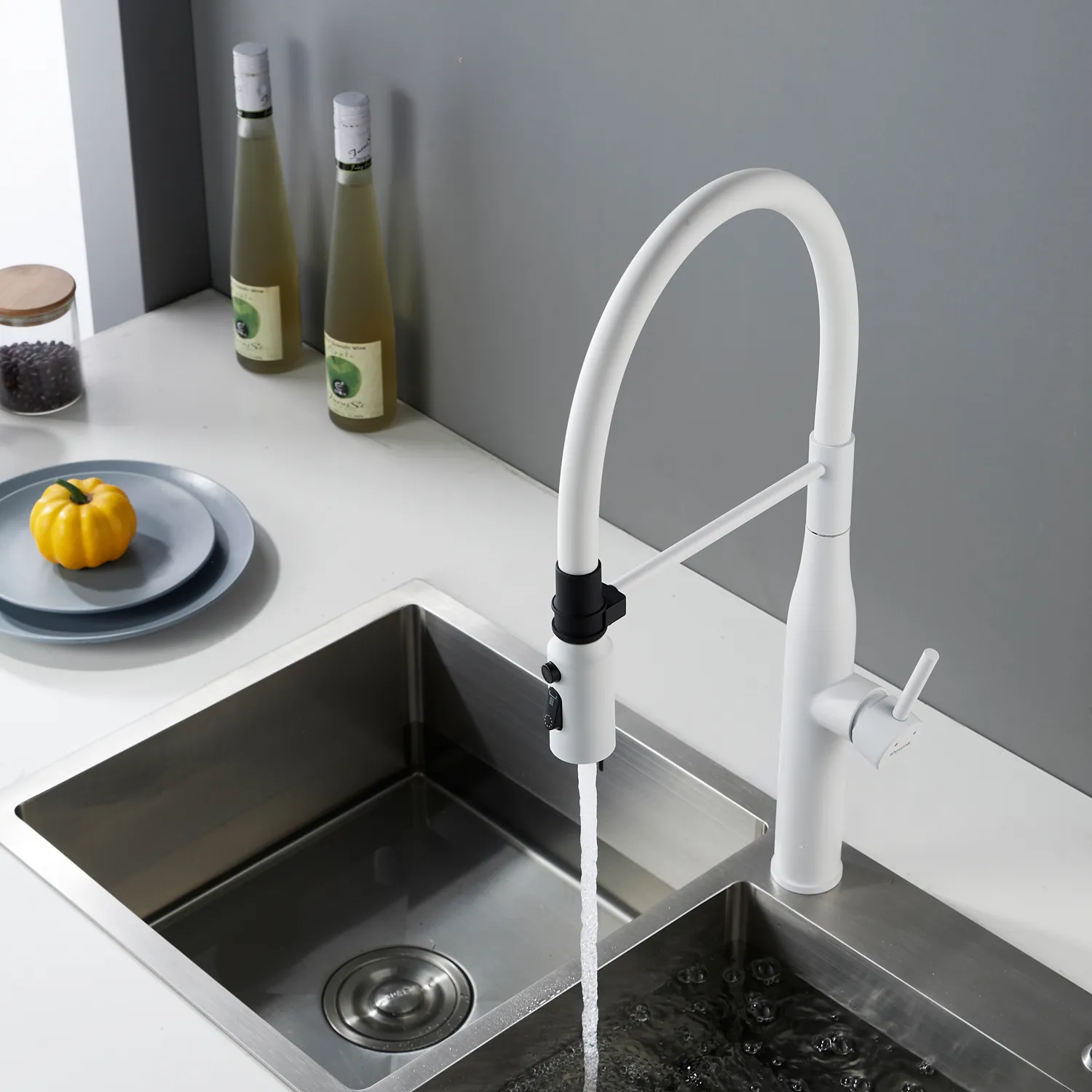 Смеситель для кухни с гибким изливом и режимом "душ" Shevanik S123C-1, белый