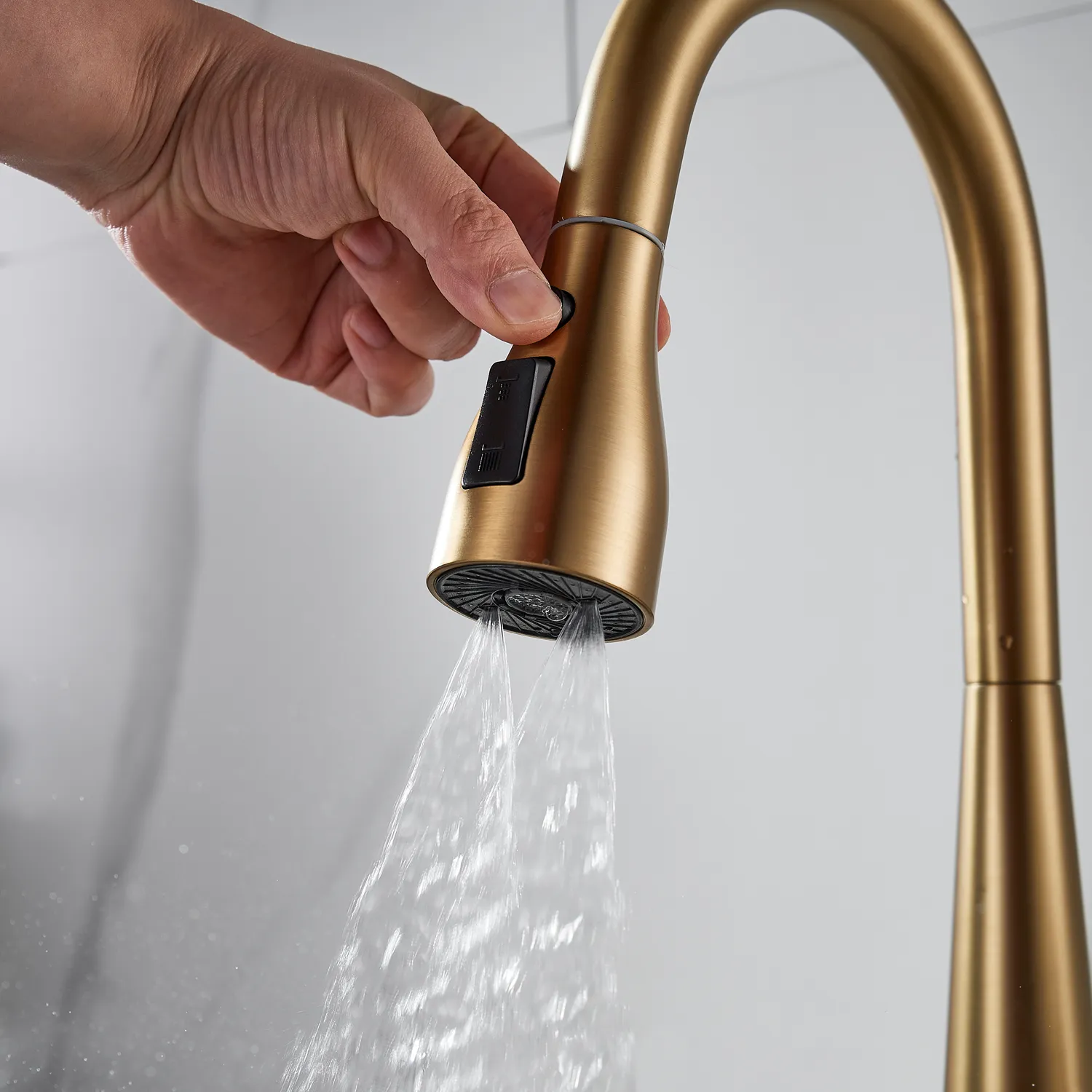 Смеситель для кухни с выдвижным изливом Shevanik S363G, золотой сатин