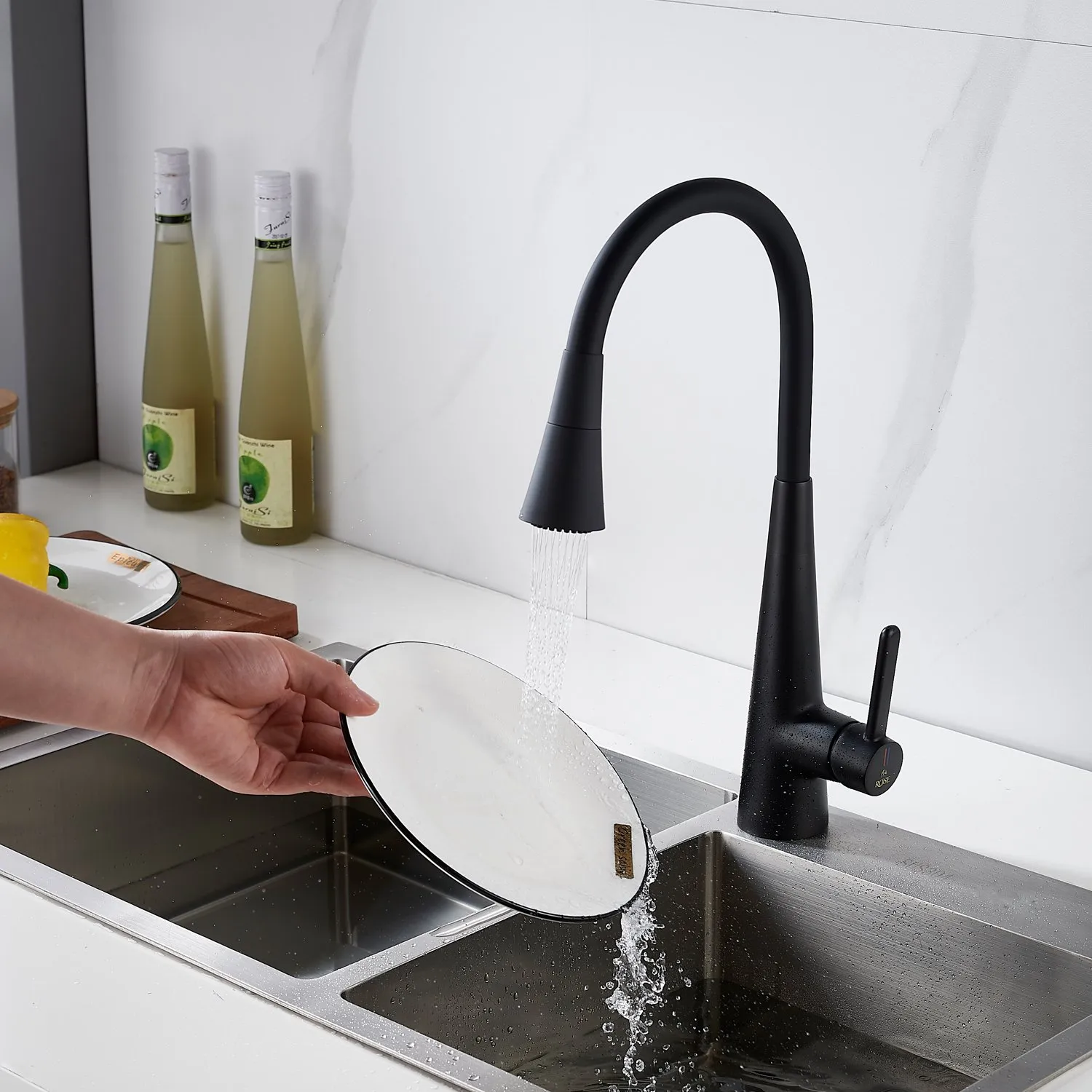 Смеситель для кухни с гибким изливом и режимом "душ" Rose R213H, черный