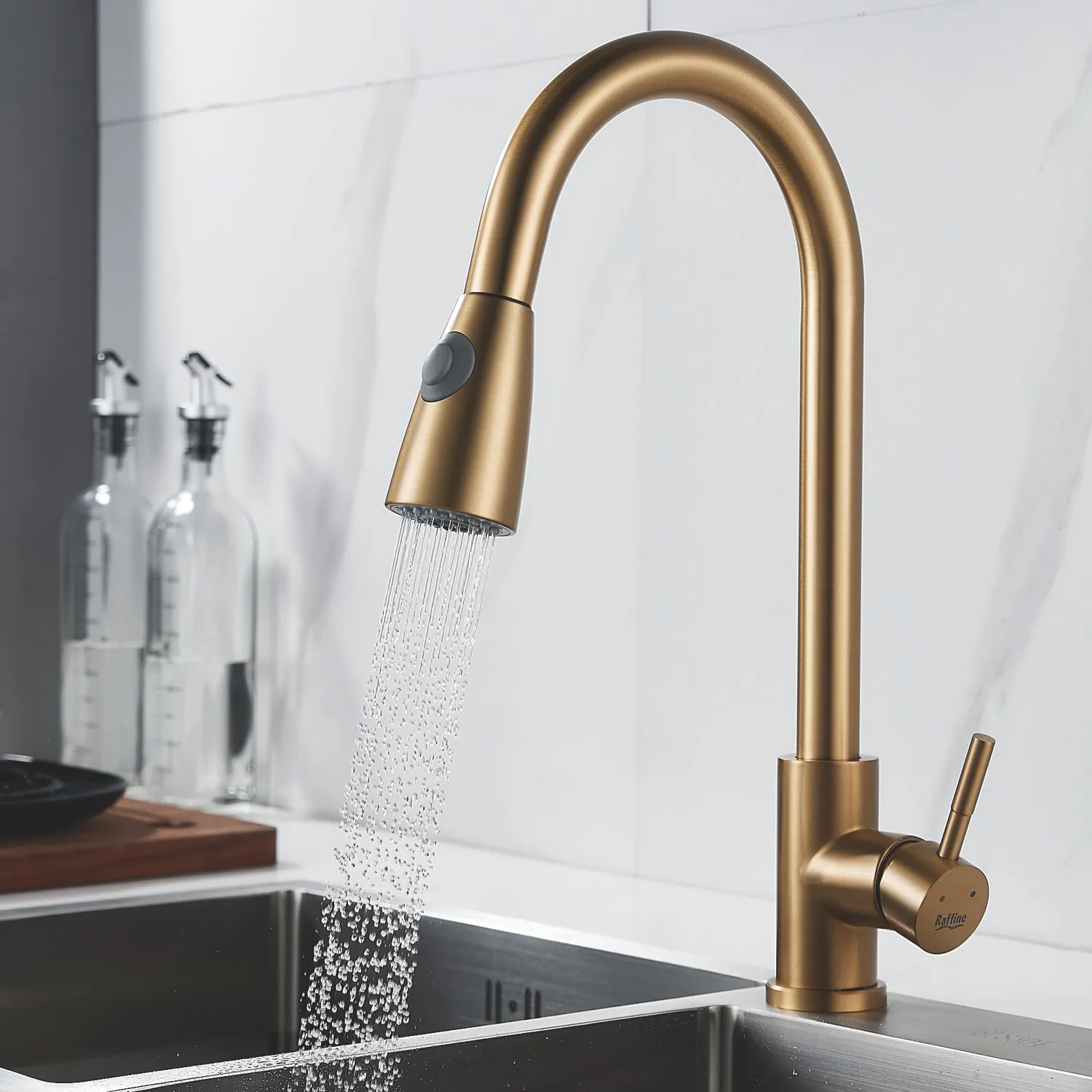 Смеситель для кухни с выдвижным изливом Raffine F213G, золотой сатин