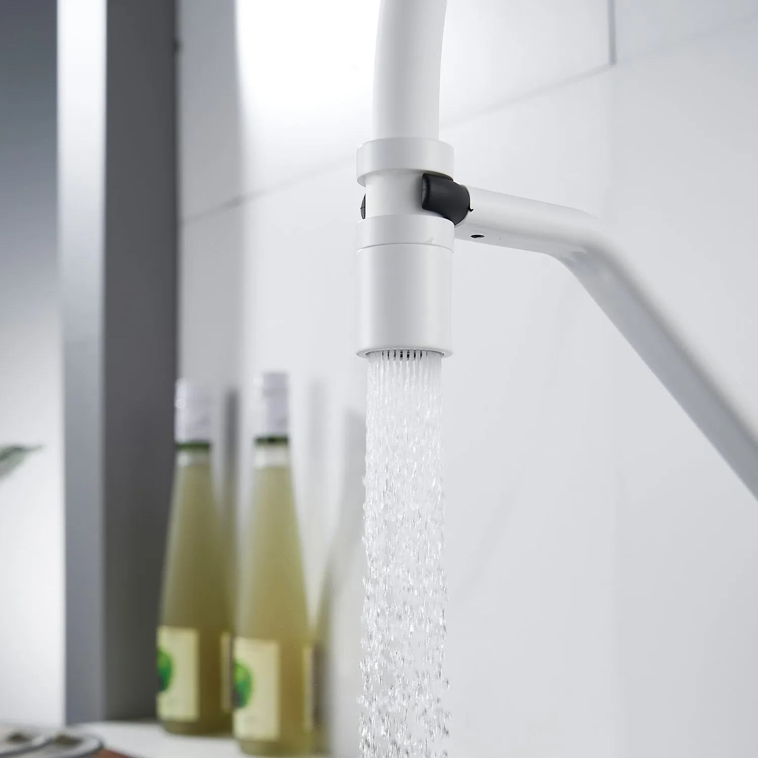 Смеситель для кухни с гибким изливом Shevanik S343C-1, белый