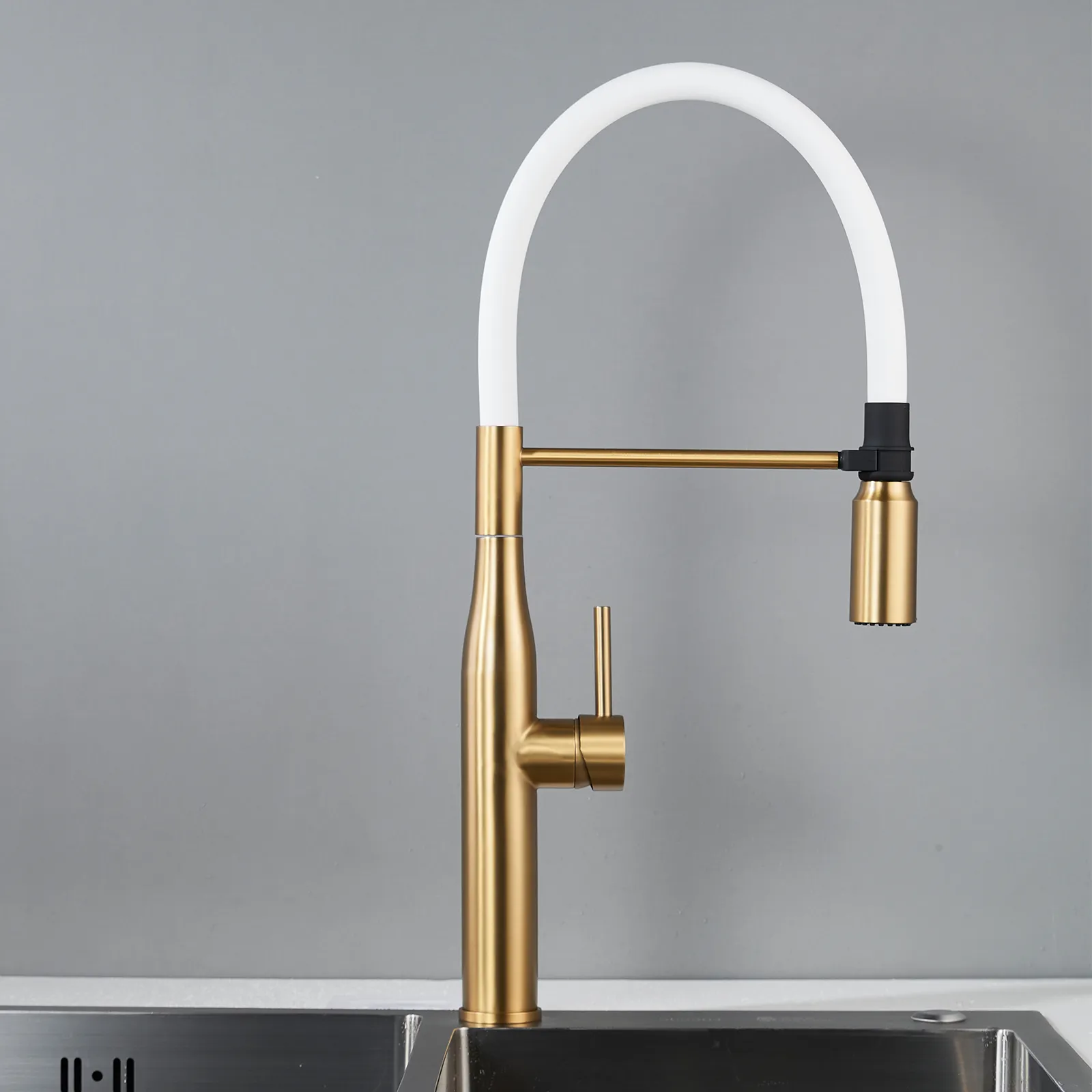 Смеситель для кухни с гибким изливом и режимом "душ" Shevanik S123G-1, золотой сатин