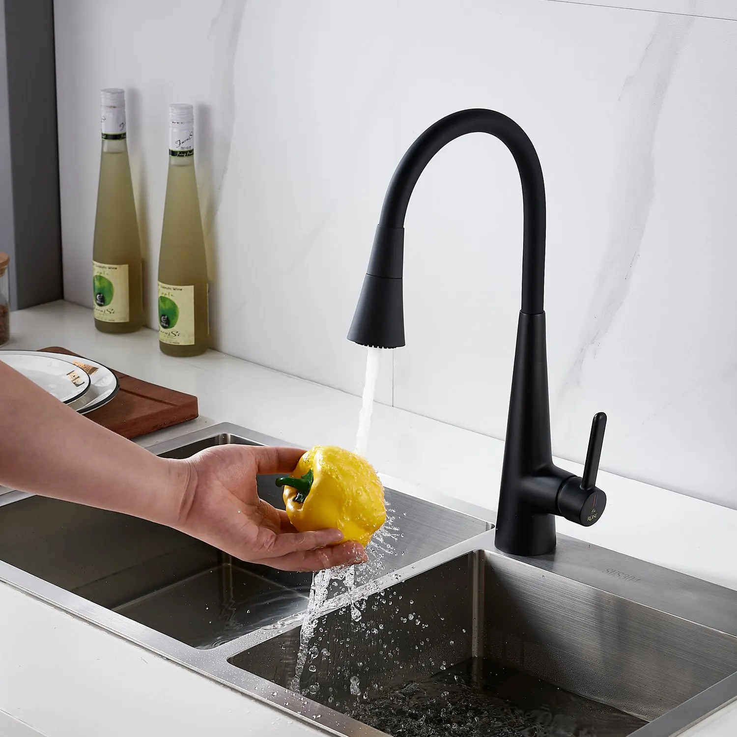 Смеситель для кухни с гибким изливом и режимом "душ" Rose R213H, черный