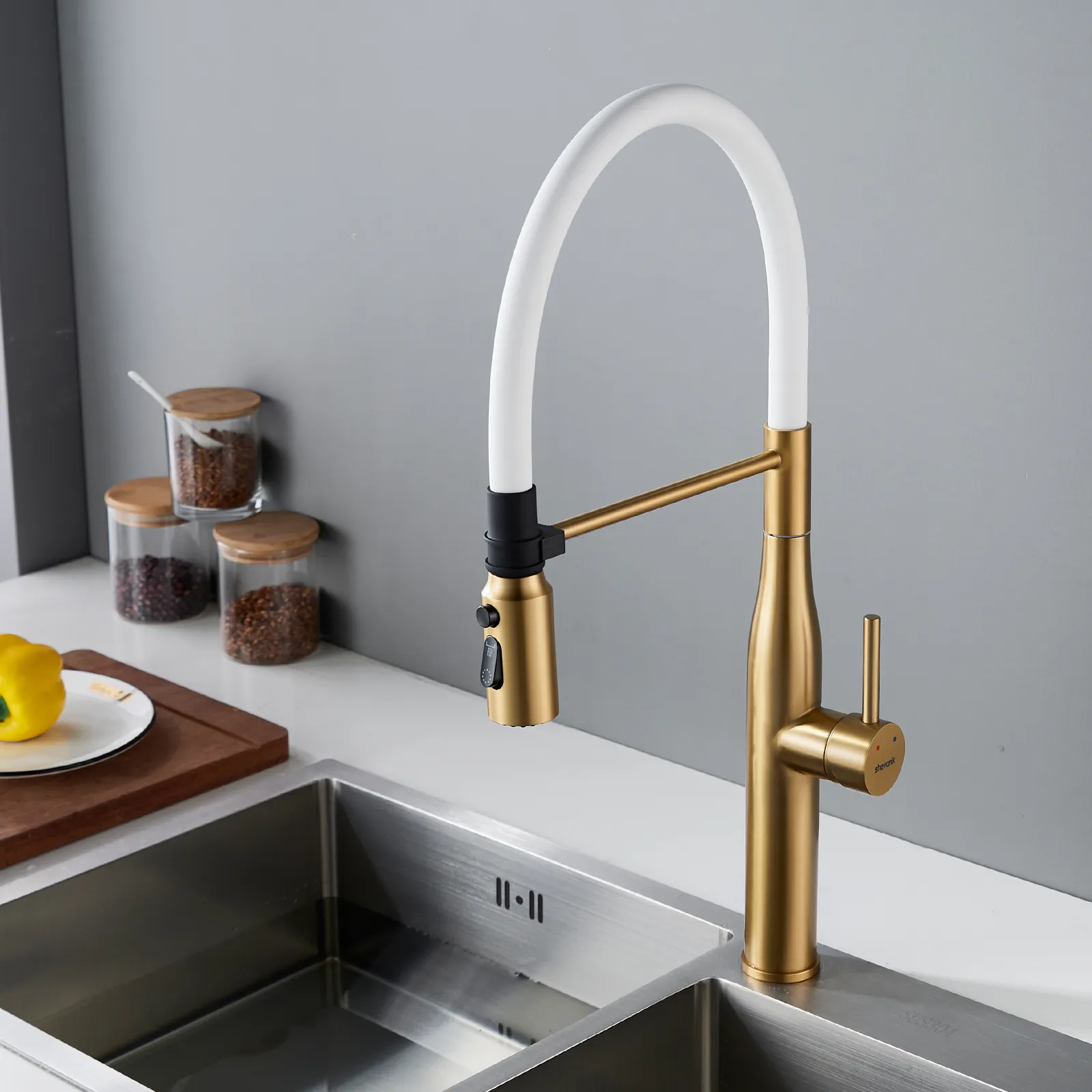 Смеситель для кухни с гибким изливом и режимом "душ" Shevanik S123G-1, золотой сатин
